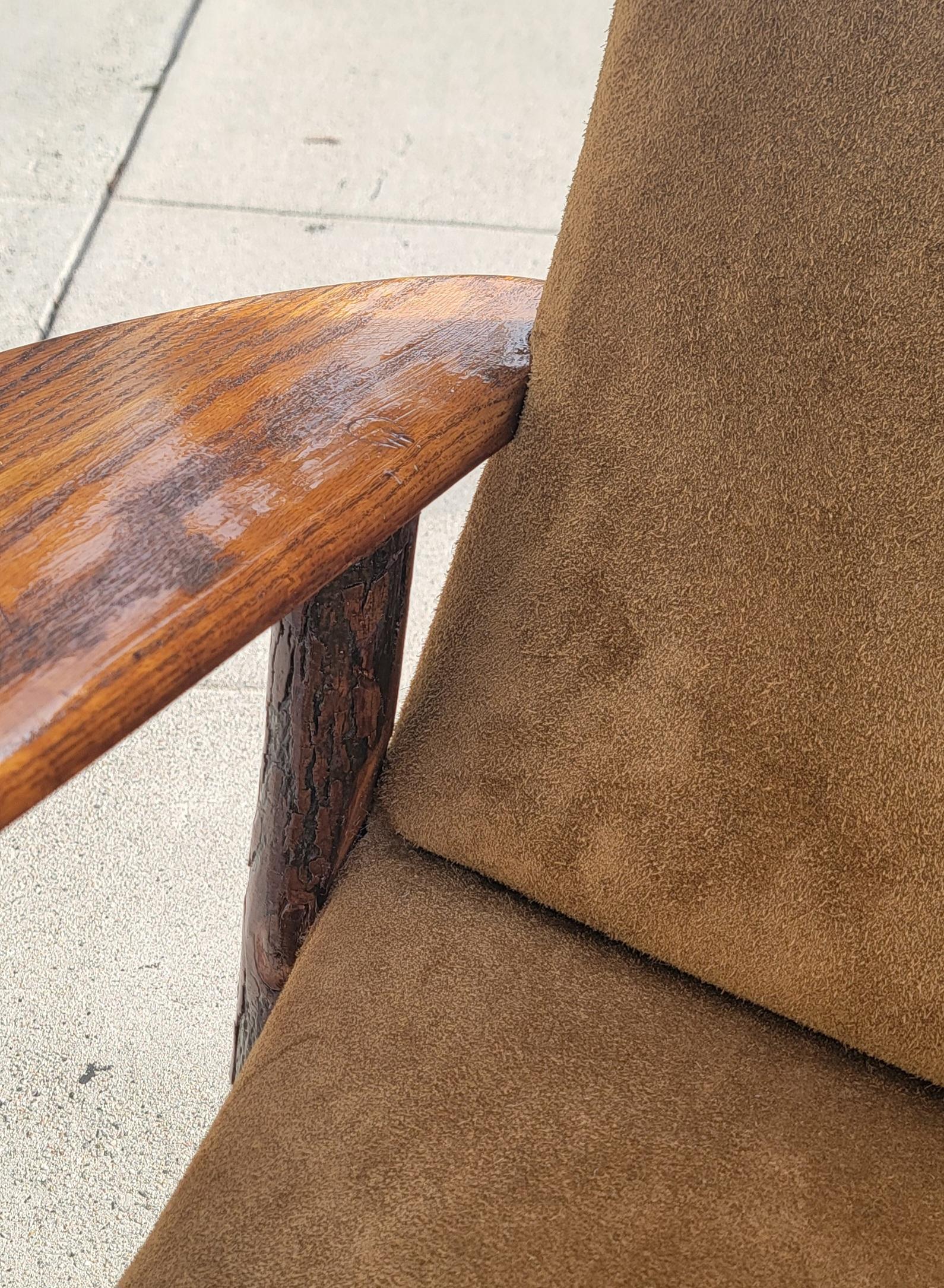 Old Hickory Lounge Chair W/ Wildleder gepolstert in Wildleder im Angebot 1
