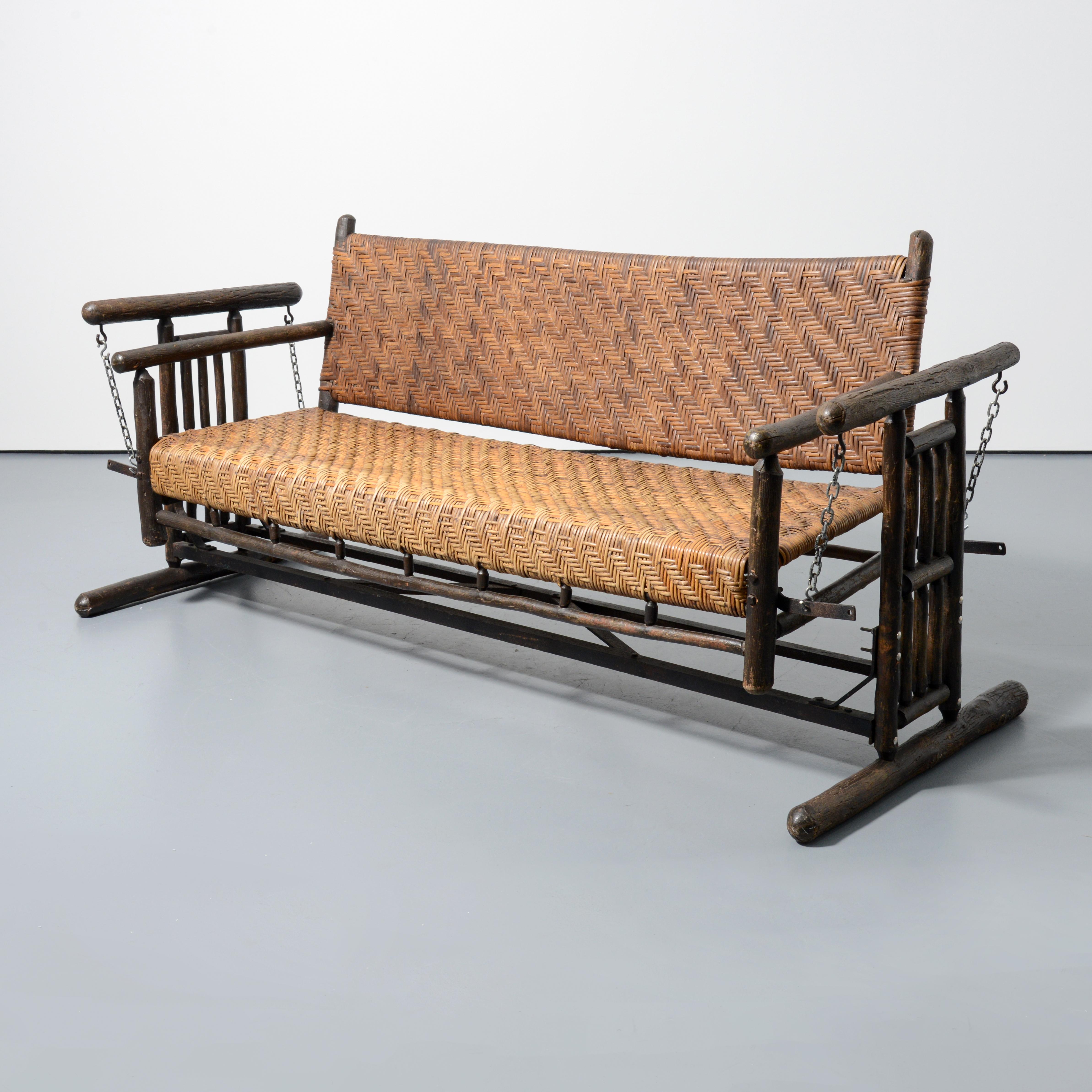 Artista/Diseñador; Fabricante: Old Hickory Furniture Company
Marca(s); notas: no hay marca(s) aparente(s)
Materiales: nogal americano, caña, acero
Dimensiones (Alt., Anch., Prof.): 38