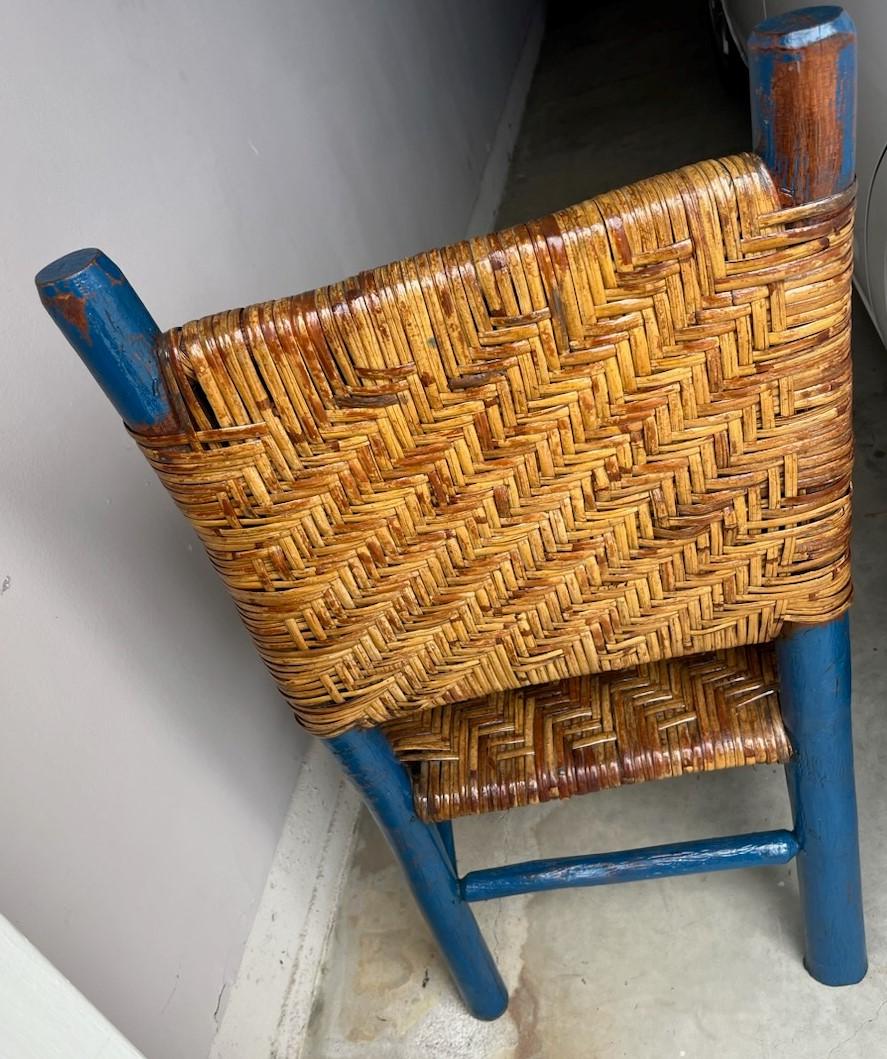 This fun Old Hickory arm chair has a blue painted base with a boat varnish coating as a protector from bad weather or rain.The condition is very good and sturdy.Great desk or side chair in your house.