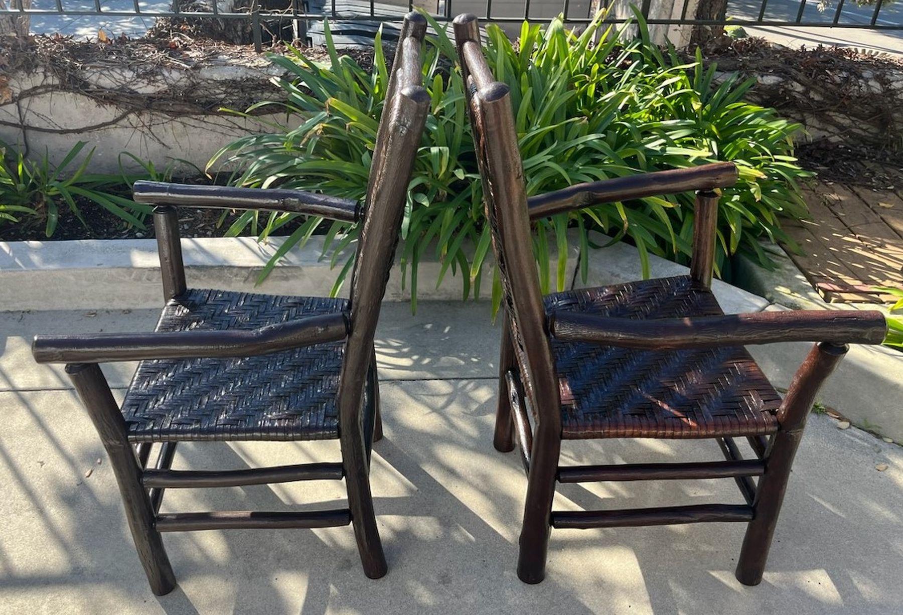 Altes Hickoryholz Paar Arm  Stühle  im Angebot 1