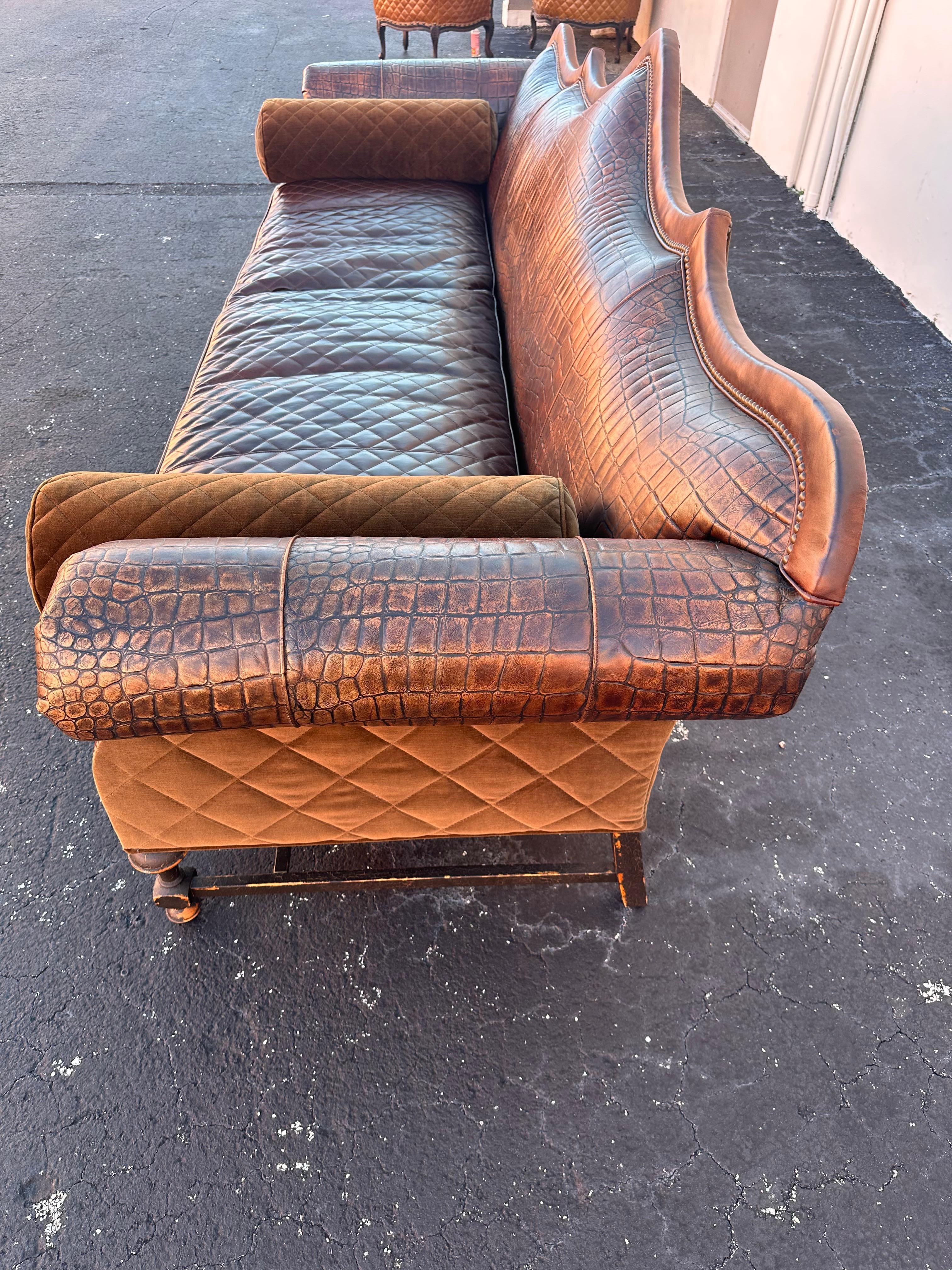 Old Hickory Rustic Western Bergere Cowhide Chairs Divano in pelle di alligatore in vendita 3