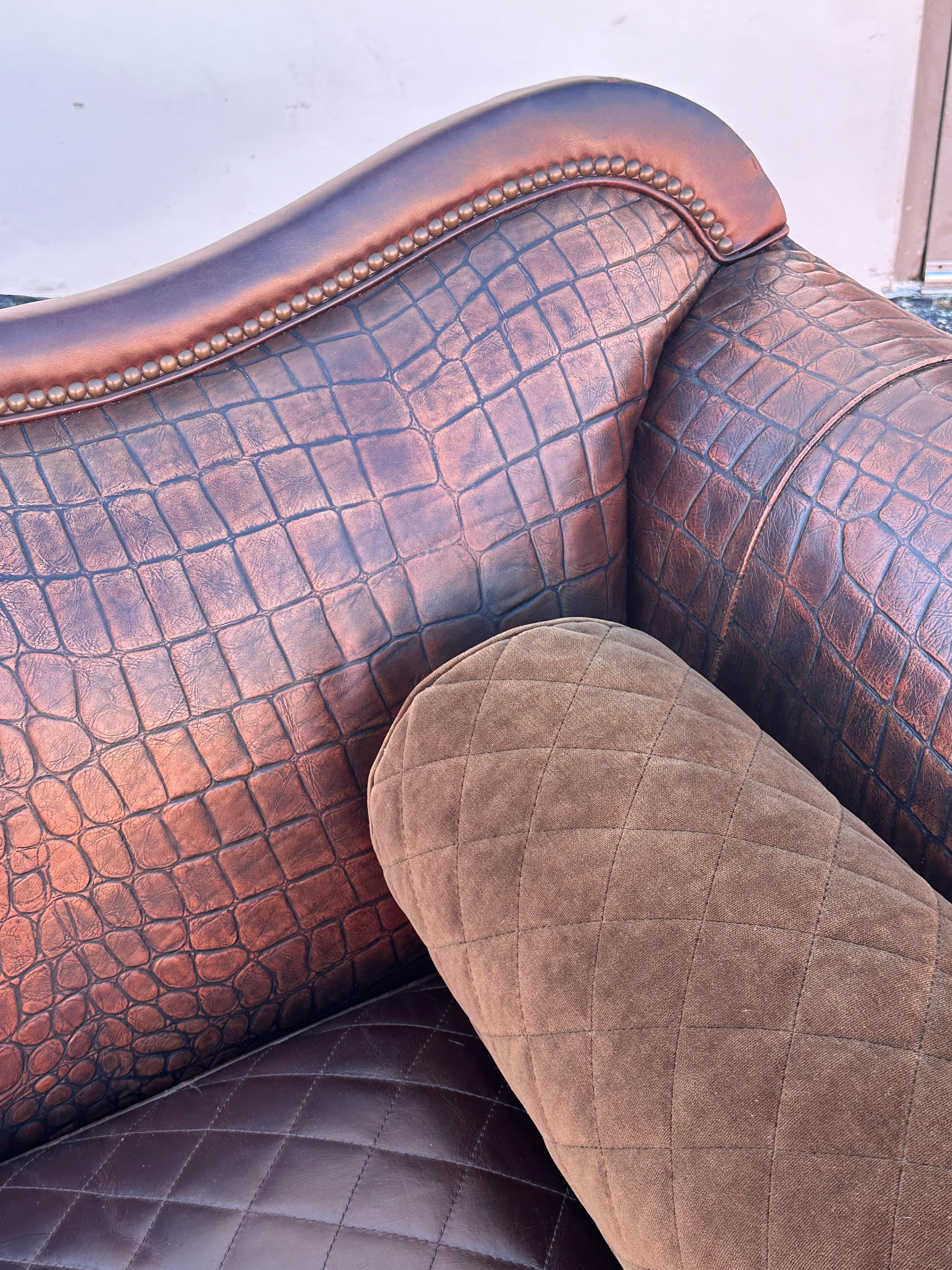 Old Hickory Rustic Western Bergere Cowhide Chairs Divano in pelle di alligatore in vendita 8