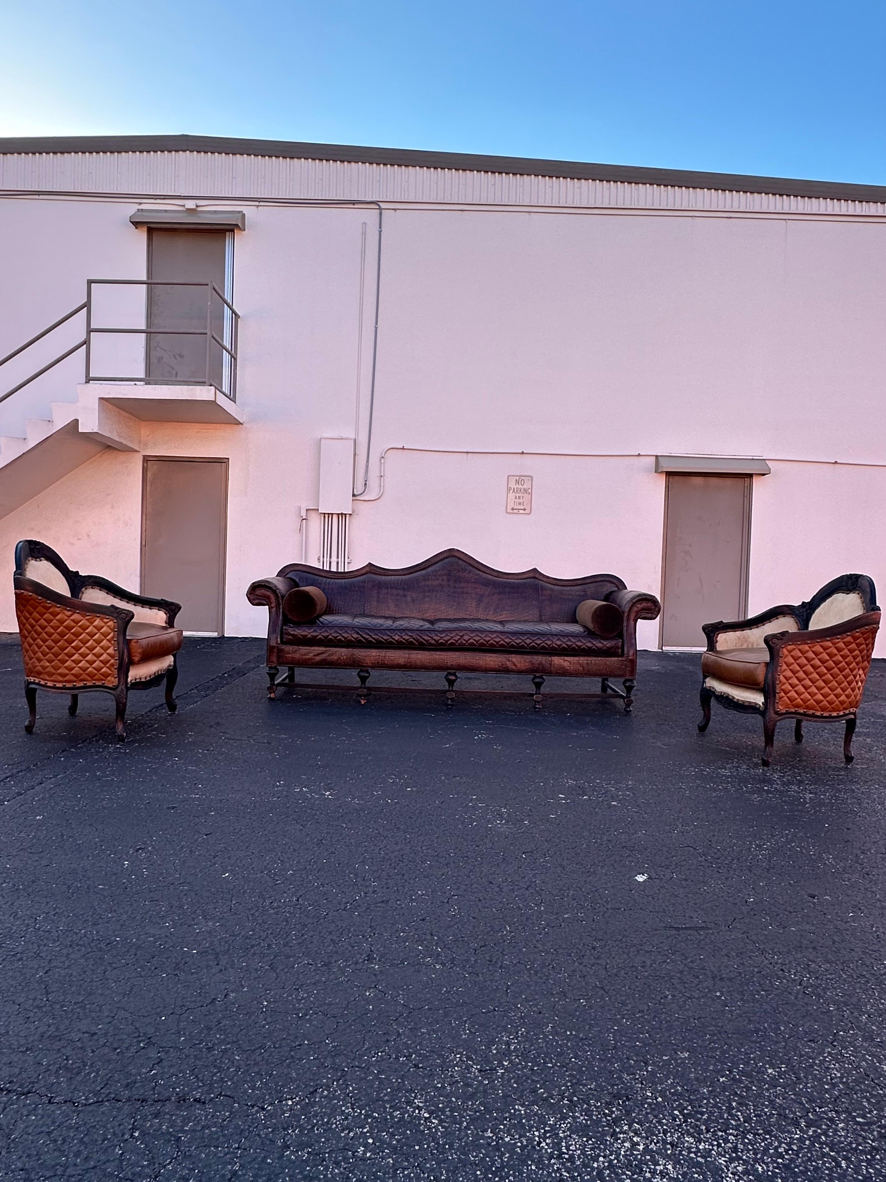 Trasportati all'inizio degli anni 2000 con questa suite di divani e poltrone. I mobili western prodotti da Old Hickory Tannery sono noti per essere i mobili in pelle della migliore qualità al mondo e sono prodotti proprio qui negli Stati Uniti. I