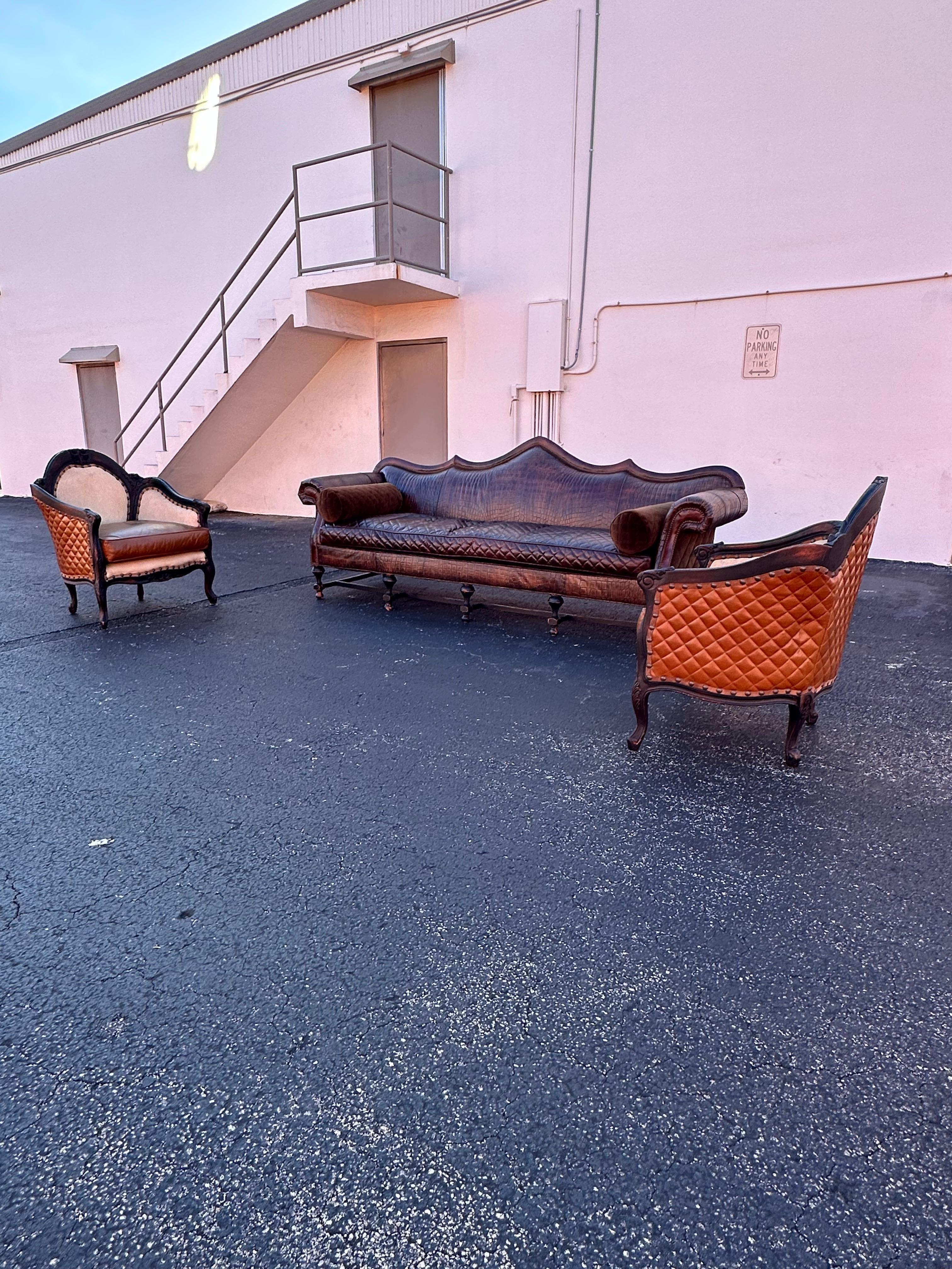 Rustico Old Hickory Rustic Western Bergere Cowhide Chairs Divano in pelle di alligatore in vendita