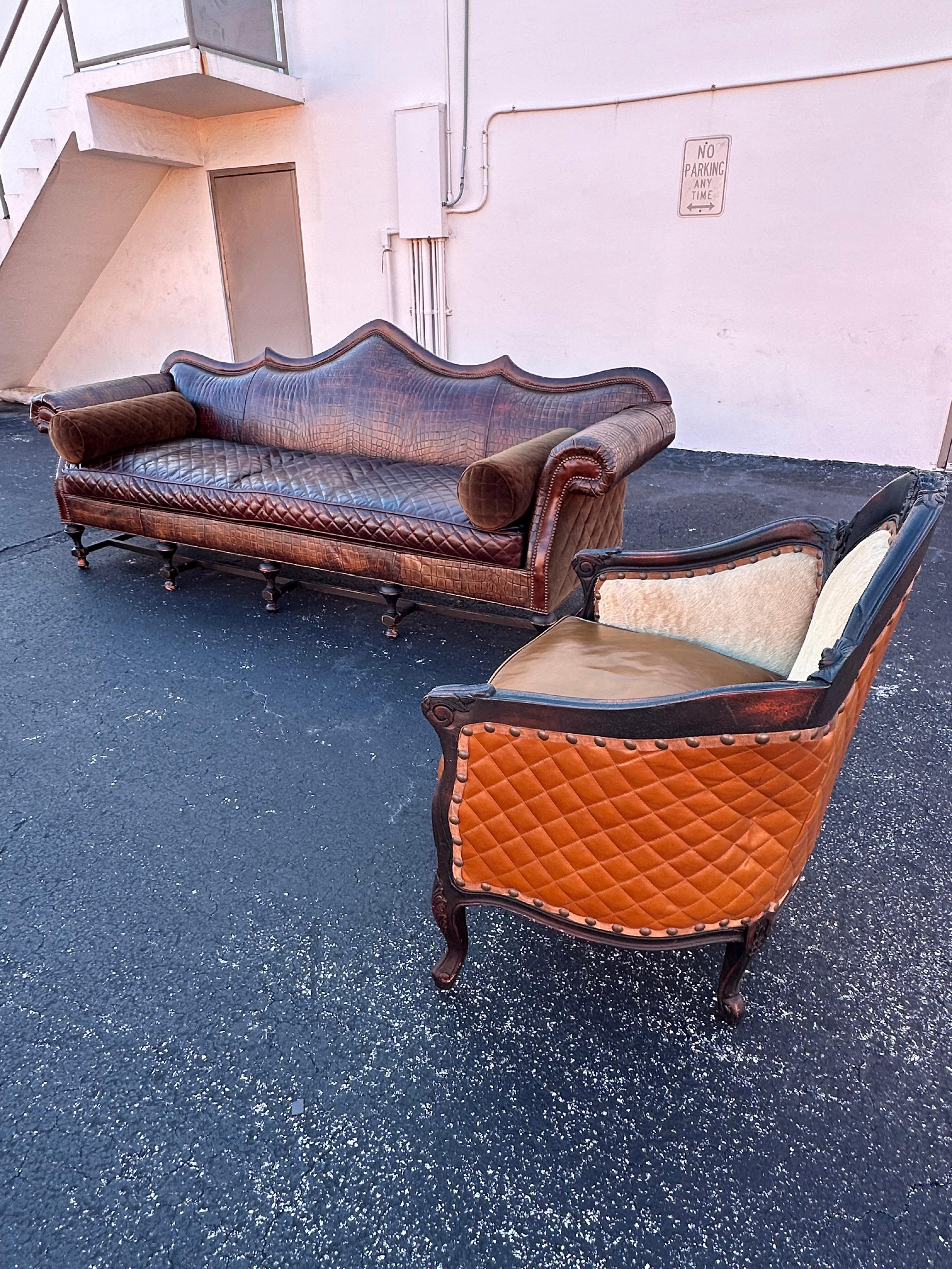 Americano Old Hickory Rustic Western Bergere Cowhide Chairs Divano in pelle di alligatore in vendita