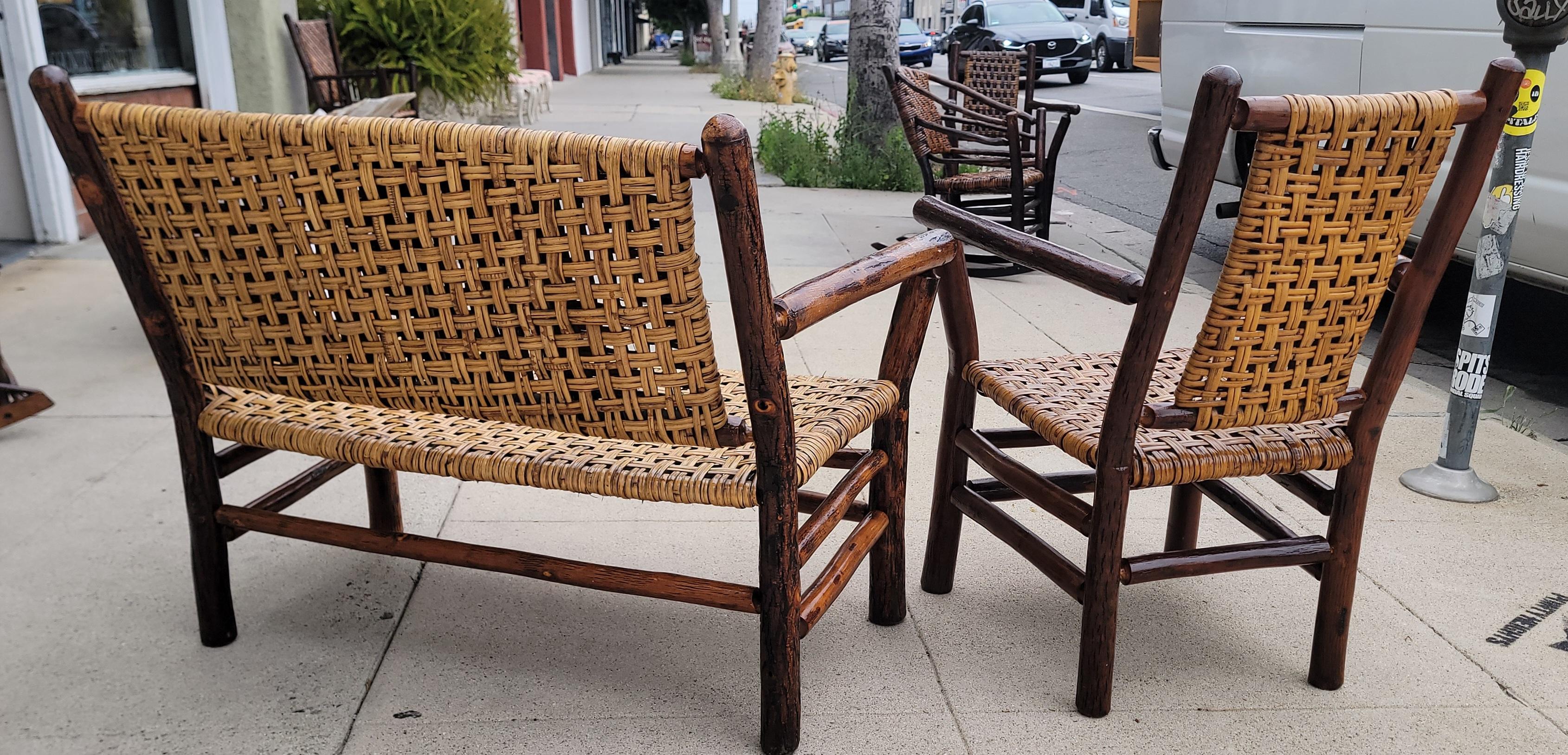 Stile Adirondack Divano Old Hickory e abbinamento  Sedia laterale ( Firmato) in vendita