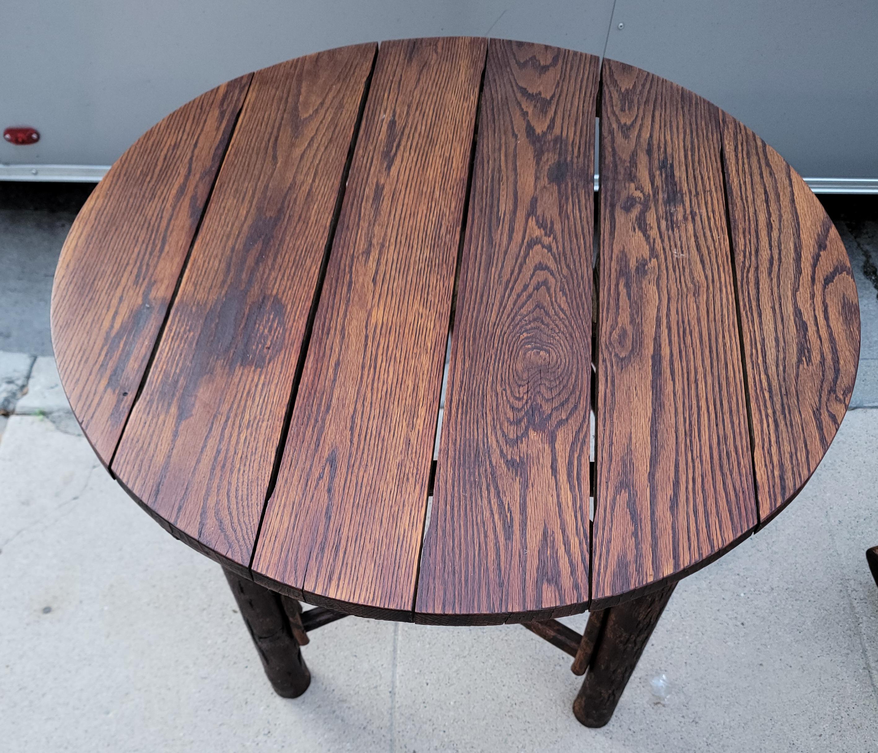 1930er Jahre alten Hickory Latte Holz runde Platte mit gebogenem Holz Hickory Pieces für strukturelle Stabilität. Hat großes Gewicht und bietet eine Adirondack / rustikale Tabelle, die dauern wird. 