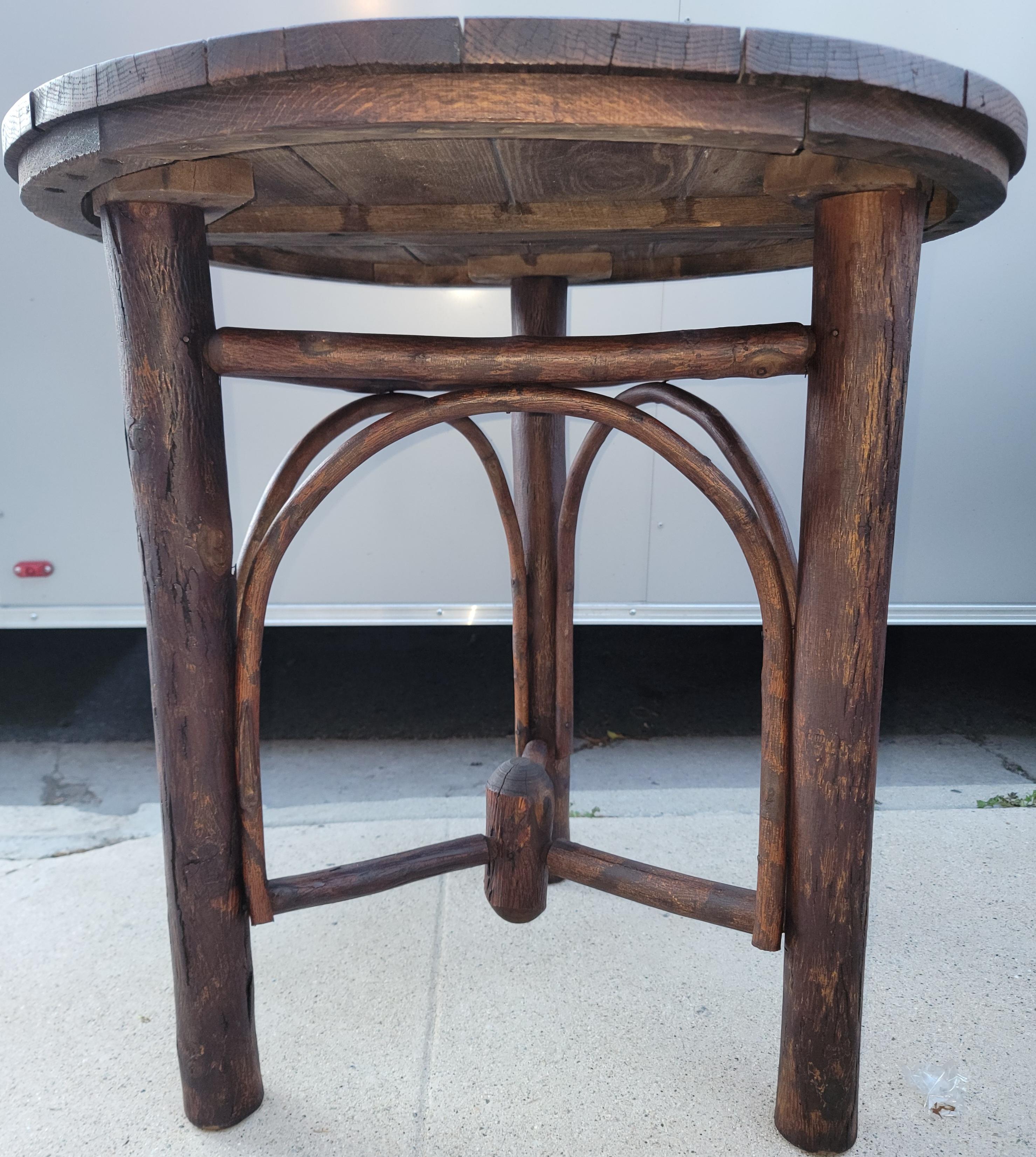 Old Hickory Slat Wood Top Round Center Game Table In Good Condition For Sale In Los Angeles, CA