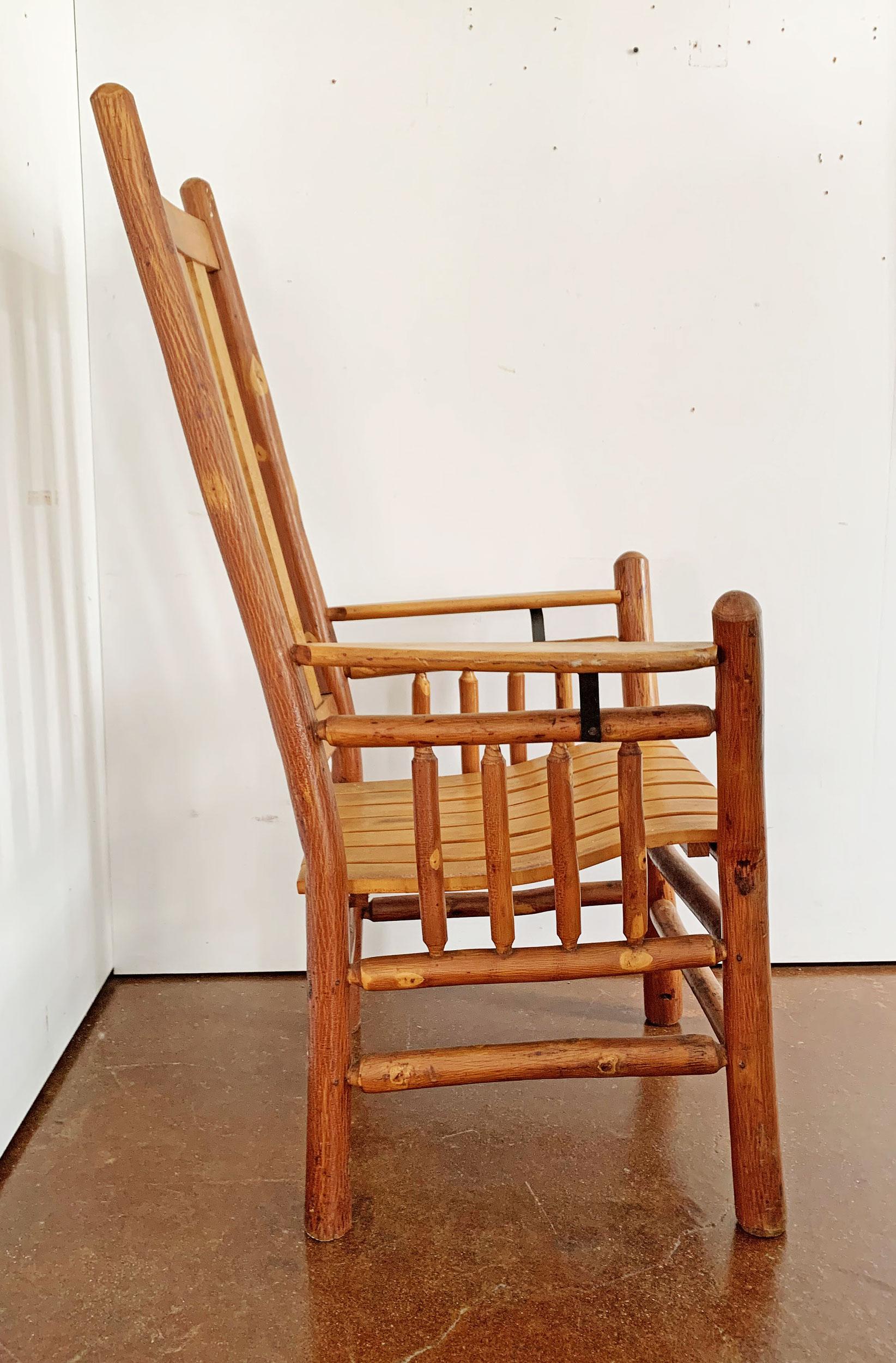 Old Hickory Paddle-Arm-Stuhl mit hoher Rückenlehne und Lattenrost (Adirondack) im Angebot