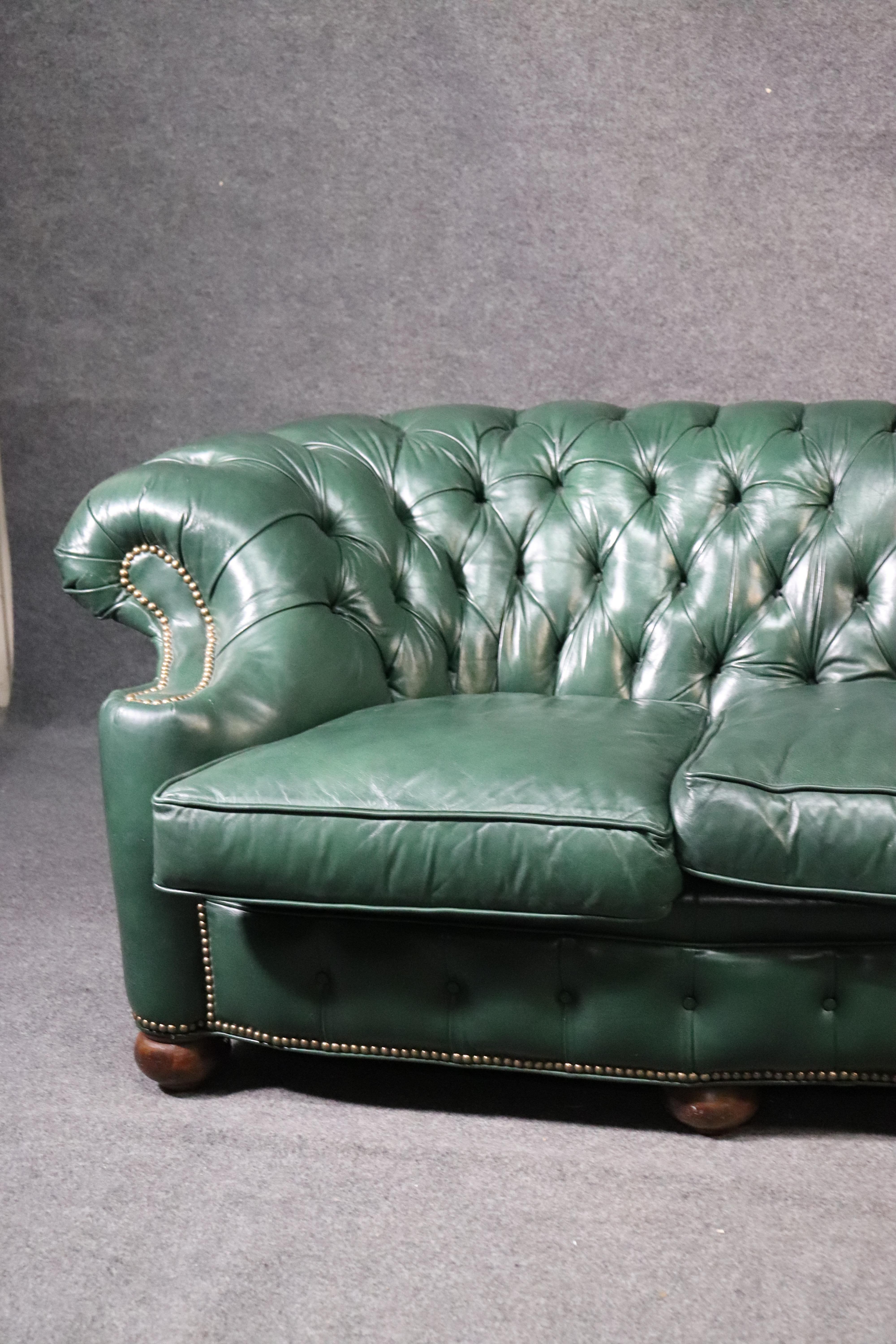Old Hickory Tannery Hunter Green Genuine Top Grain Leather Chesterfield Sofa In Good Condition In Swedesboro, NJ