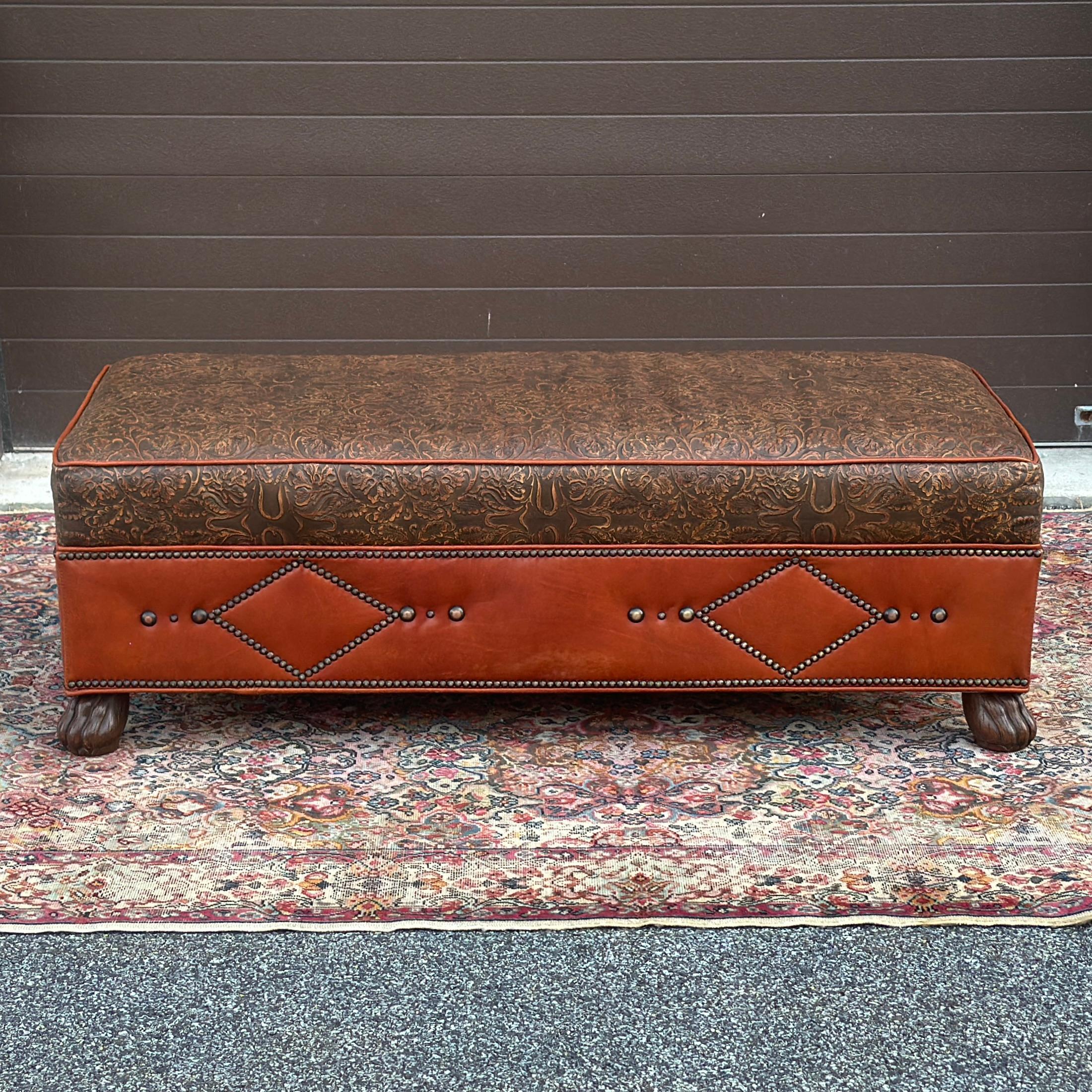 Aus der Lucchese Home Collection ein handgefertigter, mit Leder und Messing beschlagener Cocktail-Ottoman auf geschnitzten Hartholzfüßen. Die Lucchese Home Collection war eine Collaboration mit dem Cowboystiefelhersteller Lucchese und der Old