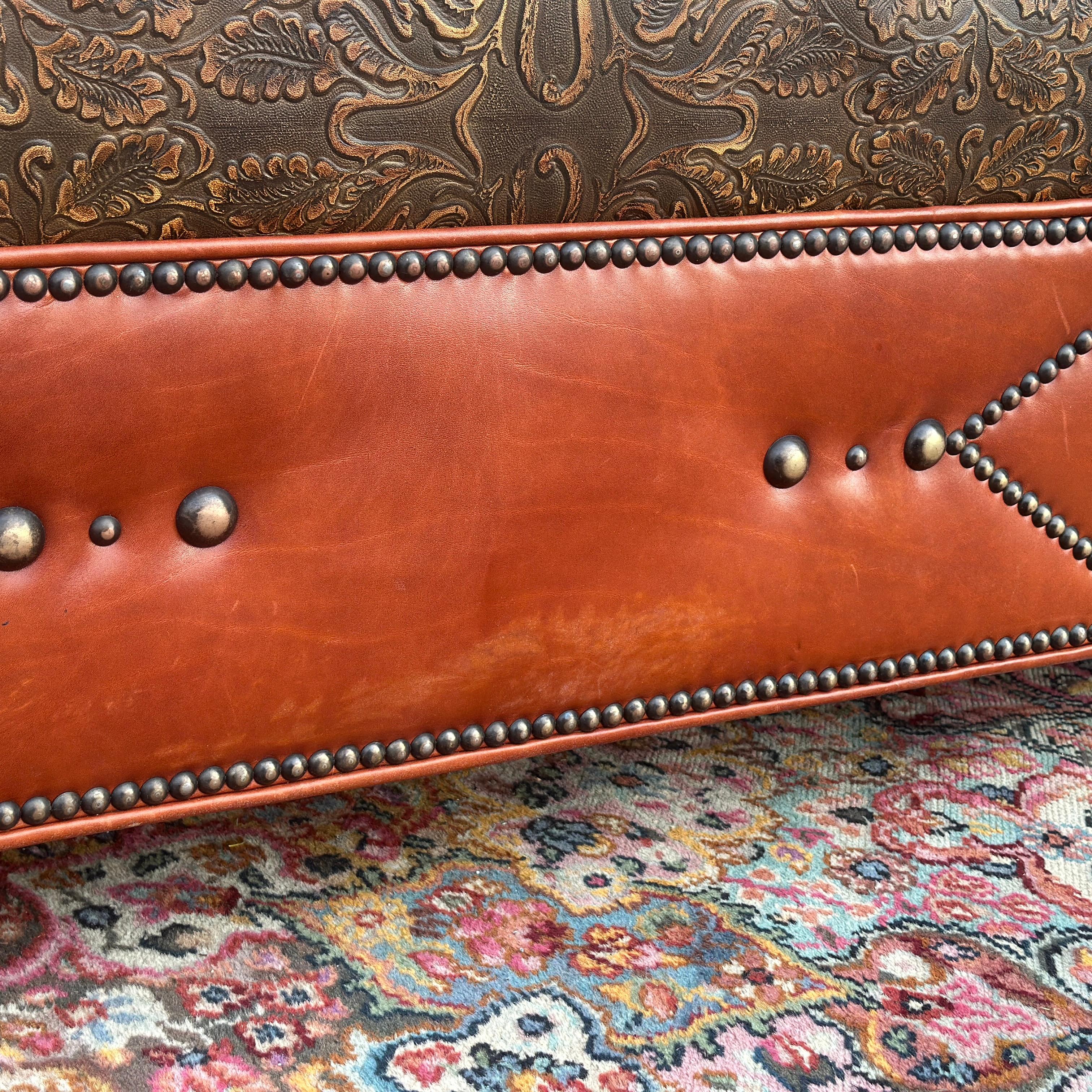 Old Hickory Tannery Cocktail-Ottoman aus Leder aus der Lucchese Home Collection (Handgeschnitzt) im Angebot