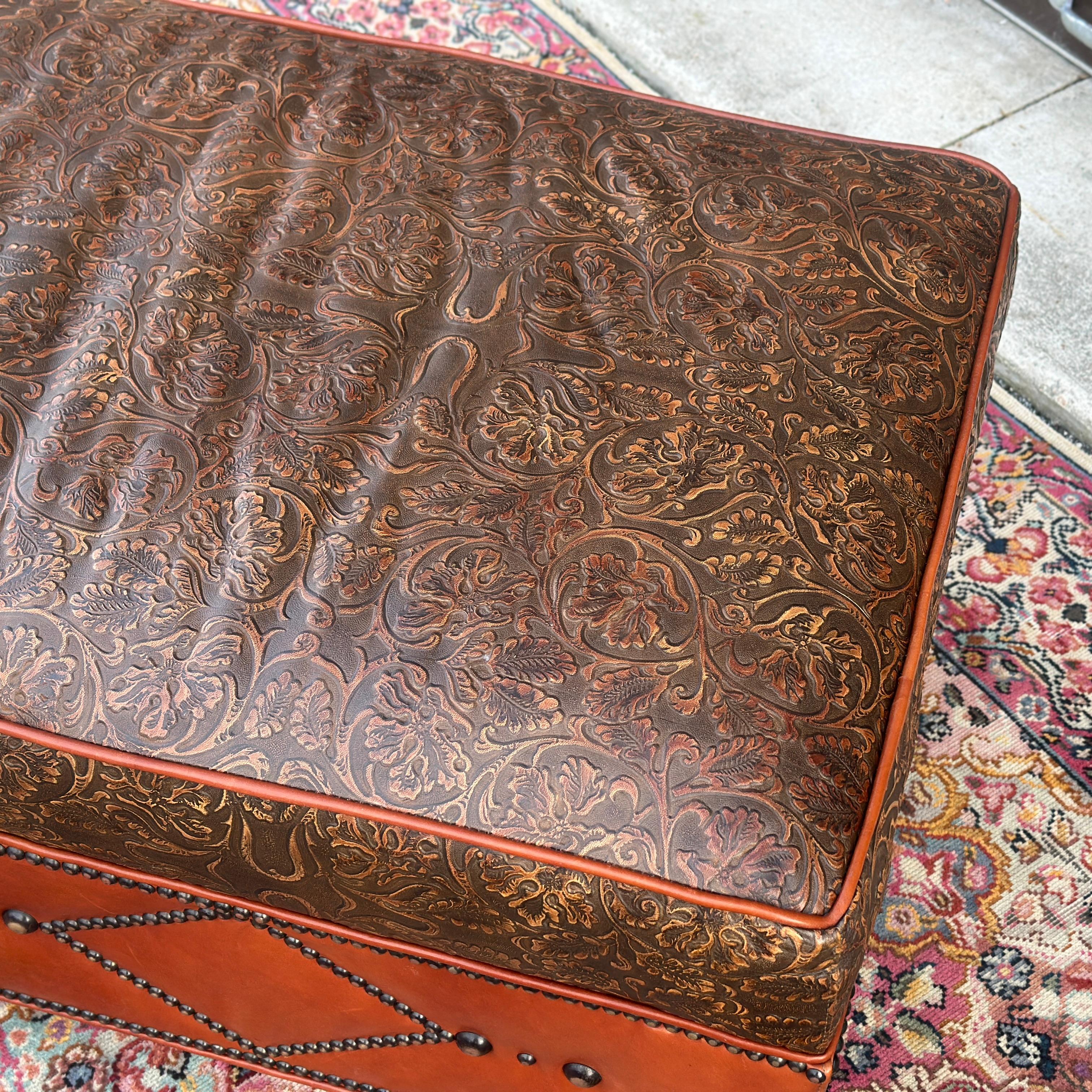 Old Hickory Tannery Cocktail-Ottoman aus Leder aus der Lucchese Home Collection (Messing) im Angebot
