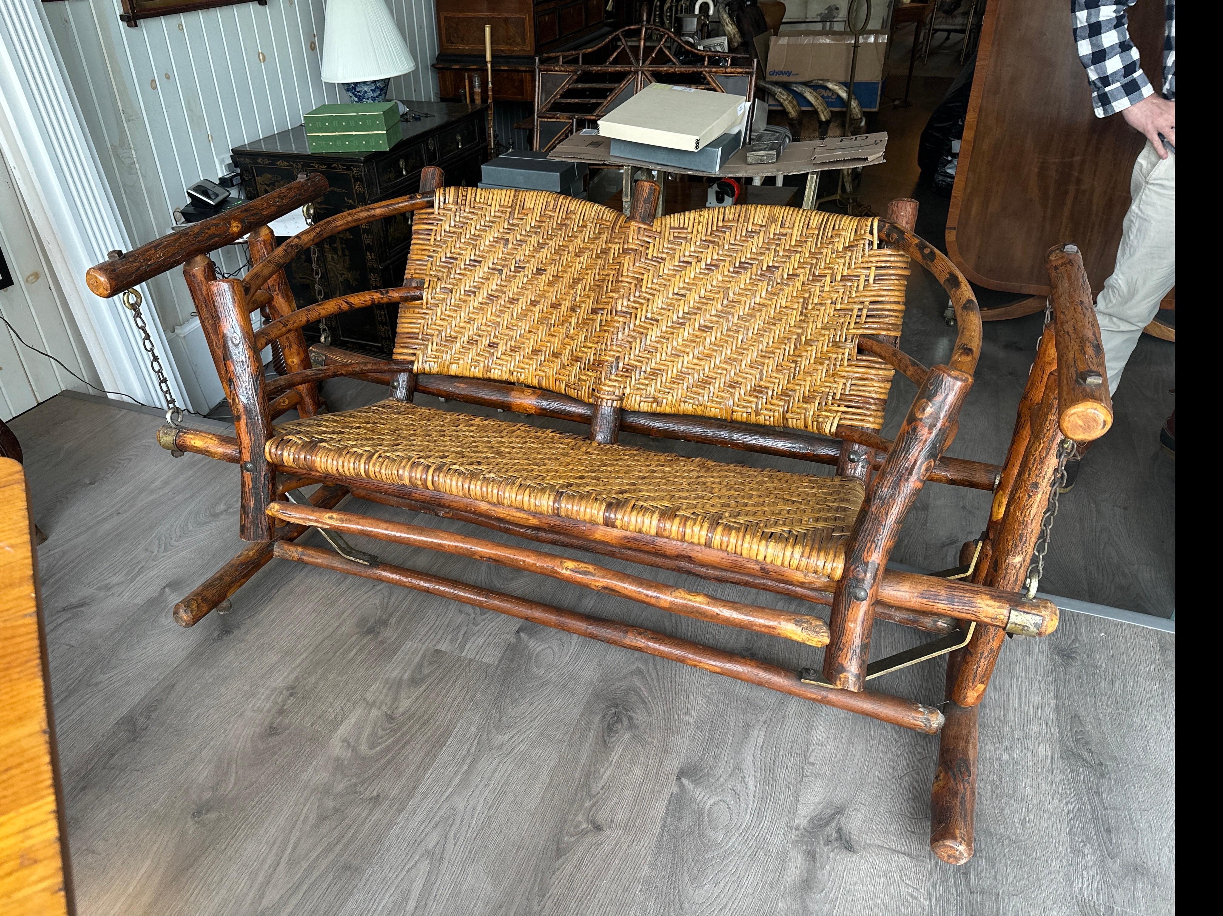 Old Hickory, glider a due posti, struttura in legno rustico con rettan
Ottimo colore, scala e pattinatura. Condizioni incontaminate
