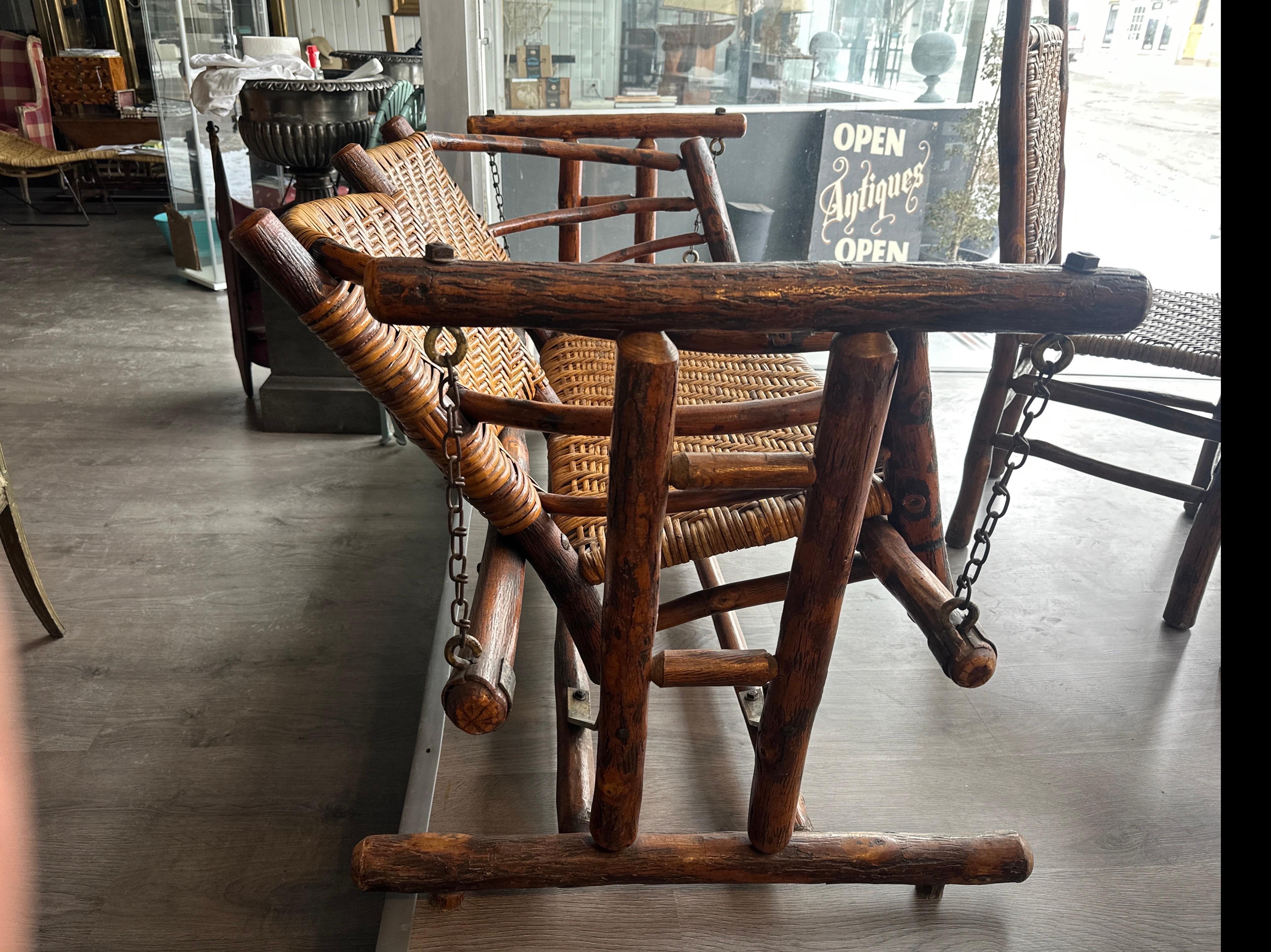 Stile Adirondack Old Hickory, glider a due posti, struttura in legno rustico con rettan in vendita