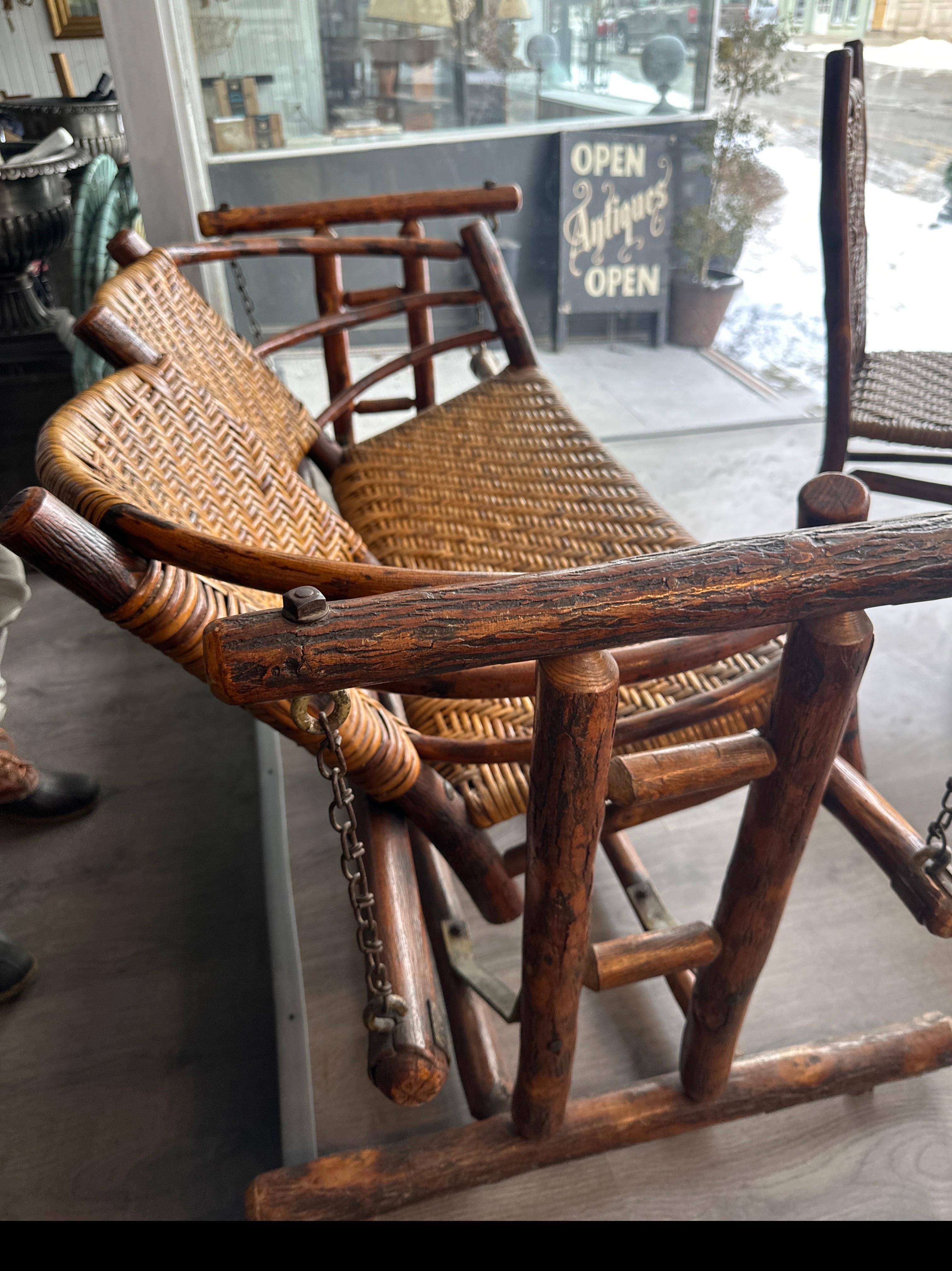 Old Hickory, glider a due posti, struttura in legno rustico con rettan In condizioni buone in vendita a Buchanan, MI