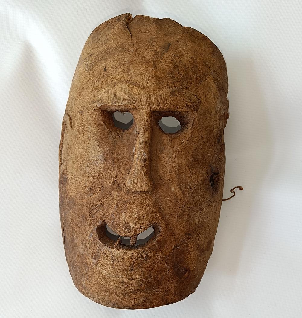TRIBAL NEPAL OCCIDENTAL Máscara
 UNA VIEJA MÁSCARA DE ENIGMÁTICA MIRADA PENETRANTE,
MAGNÍFICA PÁTINA ENVEJECIDA,
PERIODO principios del SIGLO XX,
ALTURA 32 CM
