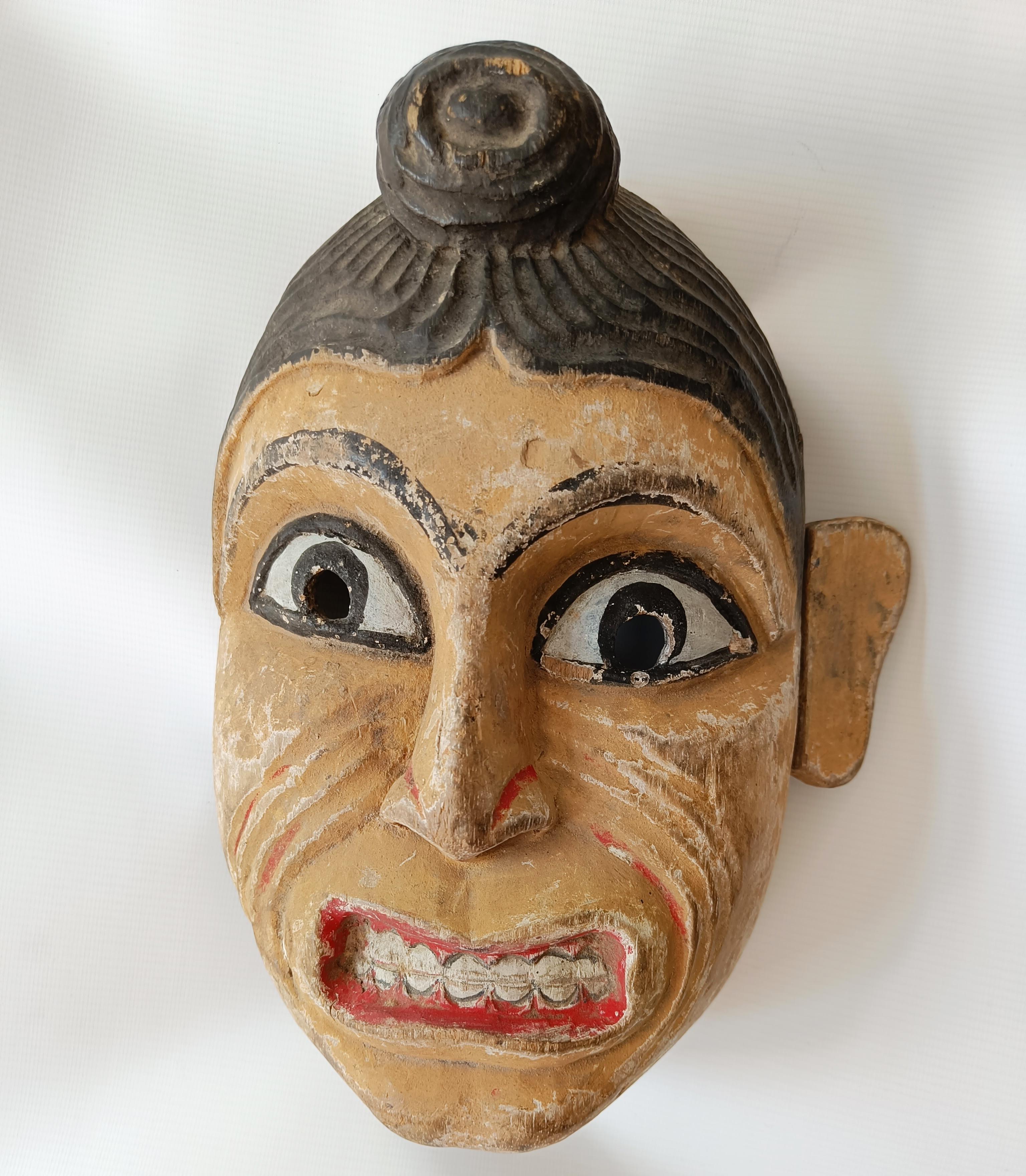 Bonita y antigua máscara de fiesta ritual asiática Ceilanesa de Sri Lanka  

Una máscara bastante chula con un hombre sonriente que hace muecas, pintada con ocre

Periodo de principios del siglo XX, procedente de una colección del Reino