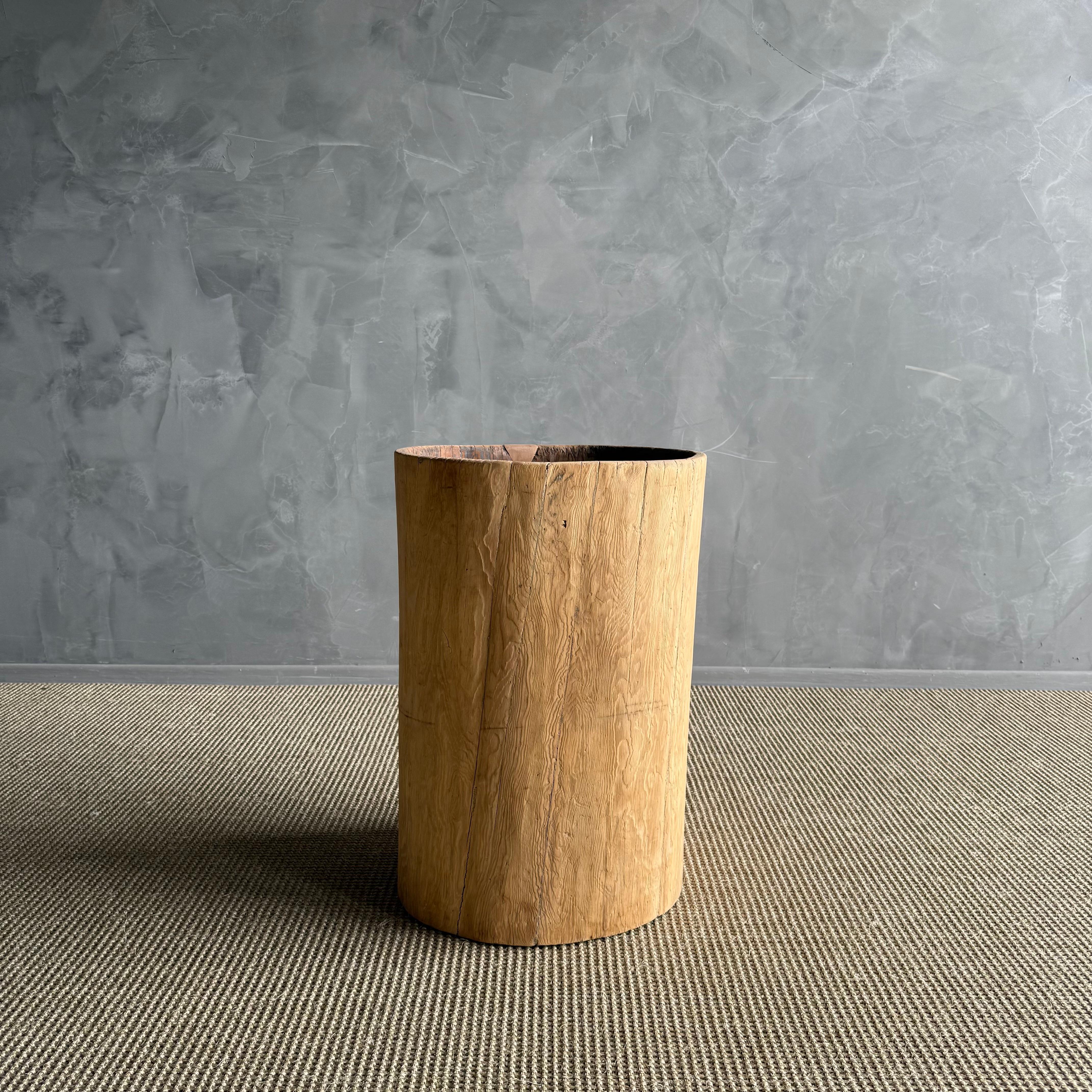 Questa fioriera unica nel suo genere dona un tocco di fascino rustico e bellezza naturale a qualsiasi spazio esterno. Il legno rovinato dalle intemperie e le imperfezioni naturali creano un senso di eleganza consumata dal tempo, perfetto per mettere