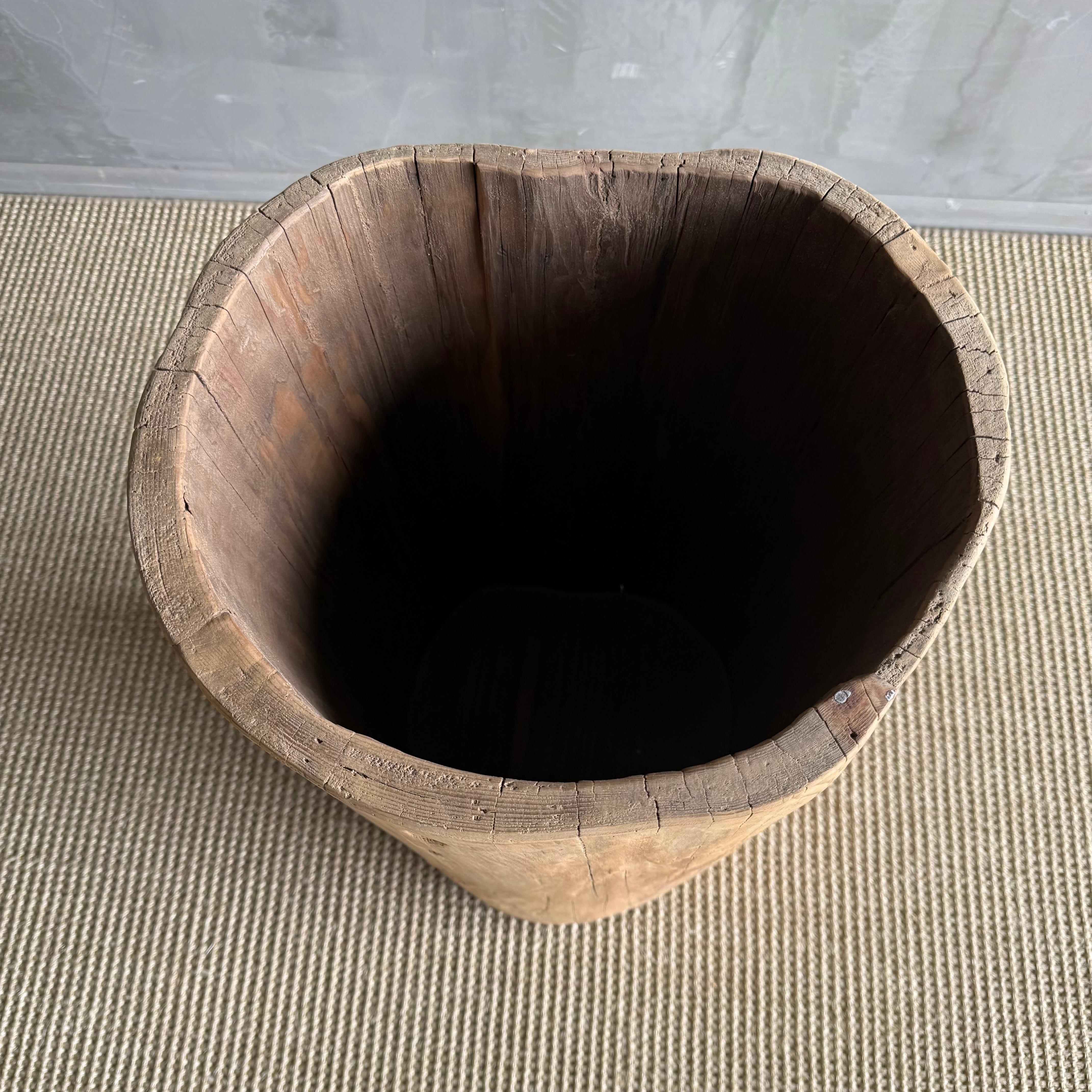 Vaso di un vecchio ceppo di albero scavato In condizioni buone in vendita a Old Town Orange, CA