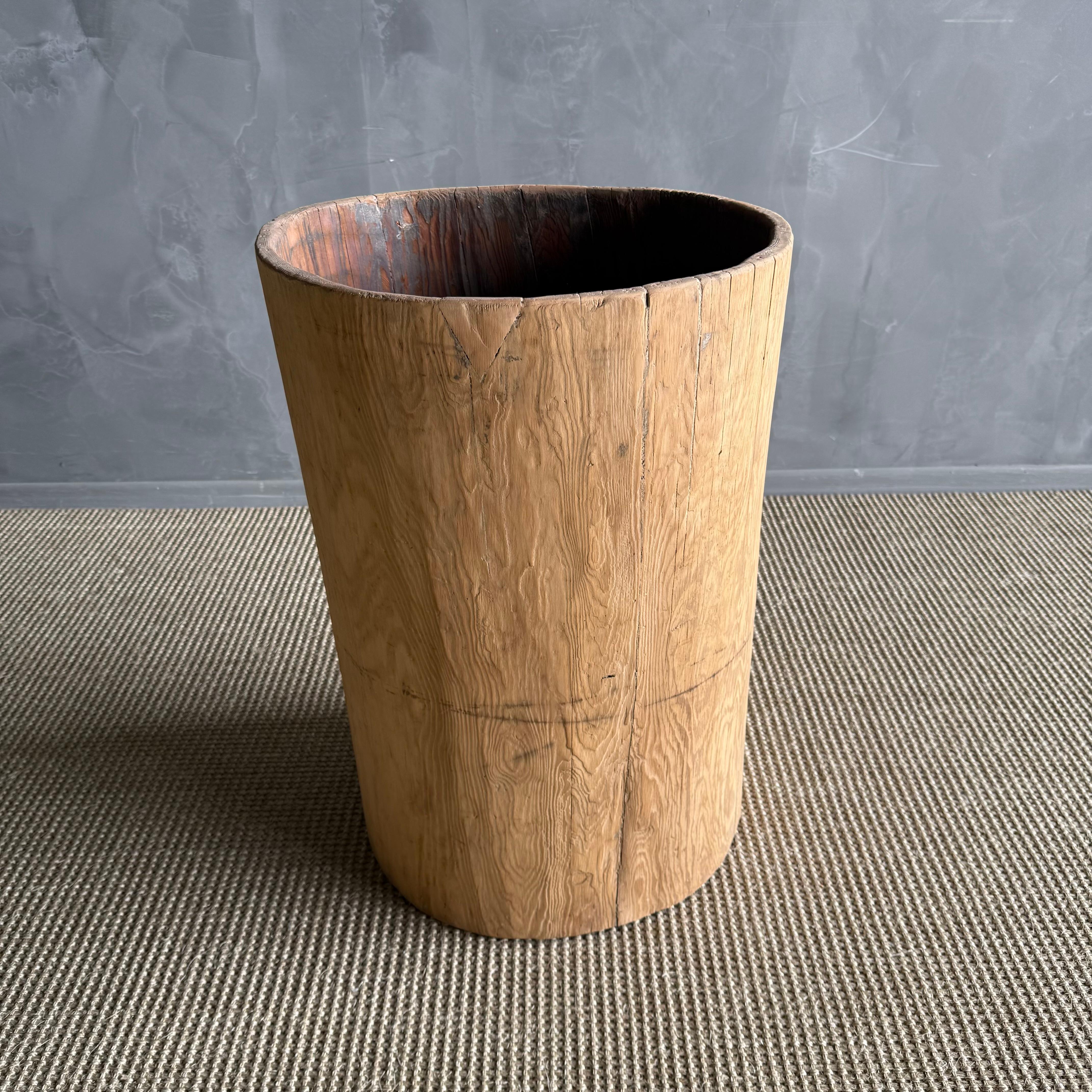 XX secolo Vaso di un vecchio ceppo di albero scavato in vendita
