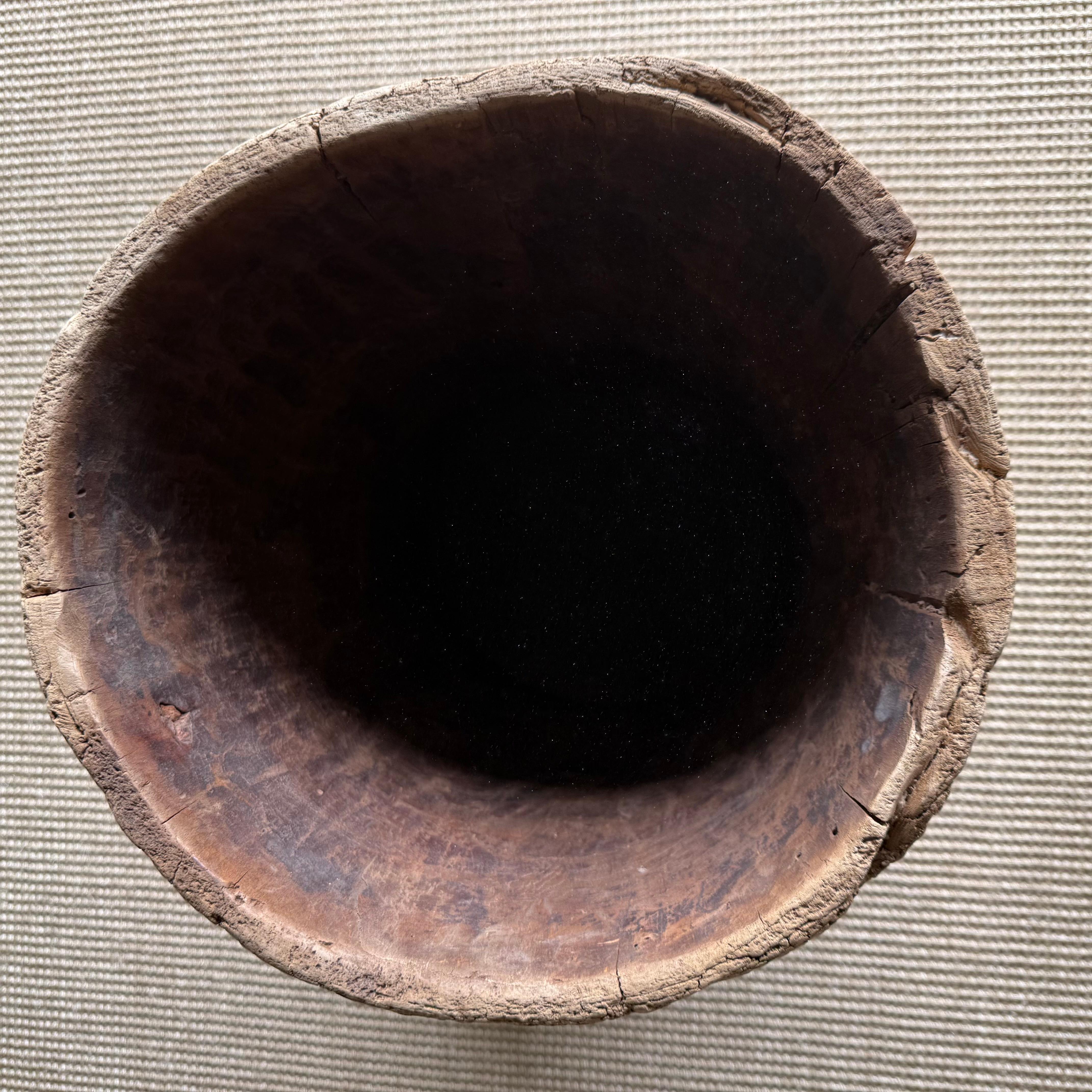 Legno Vaso di un vecchio ceppo di albero scavato in vendita