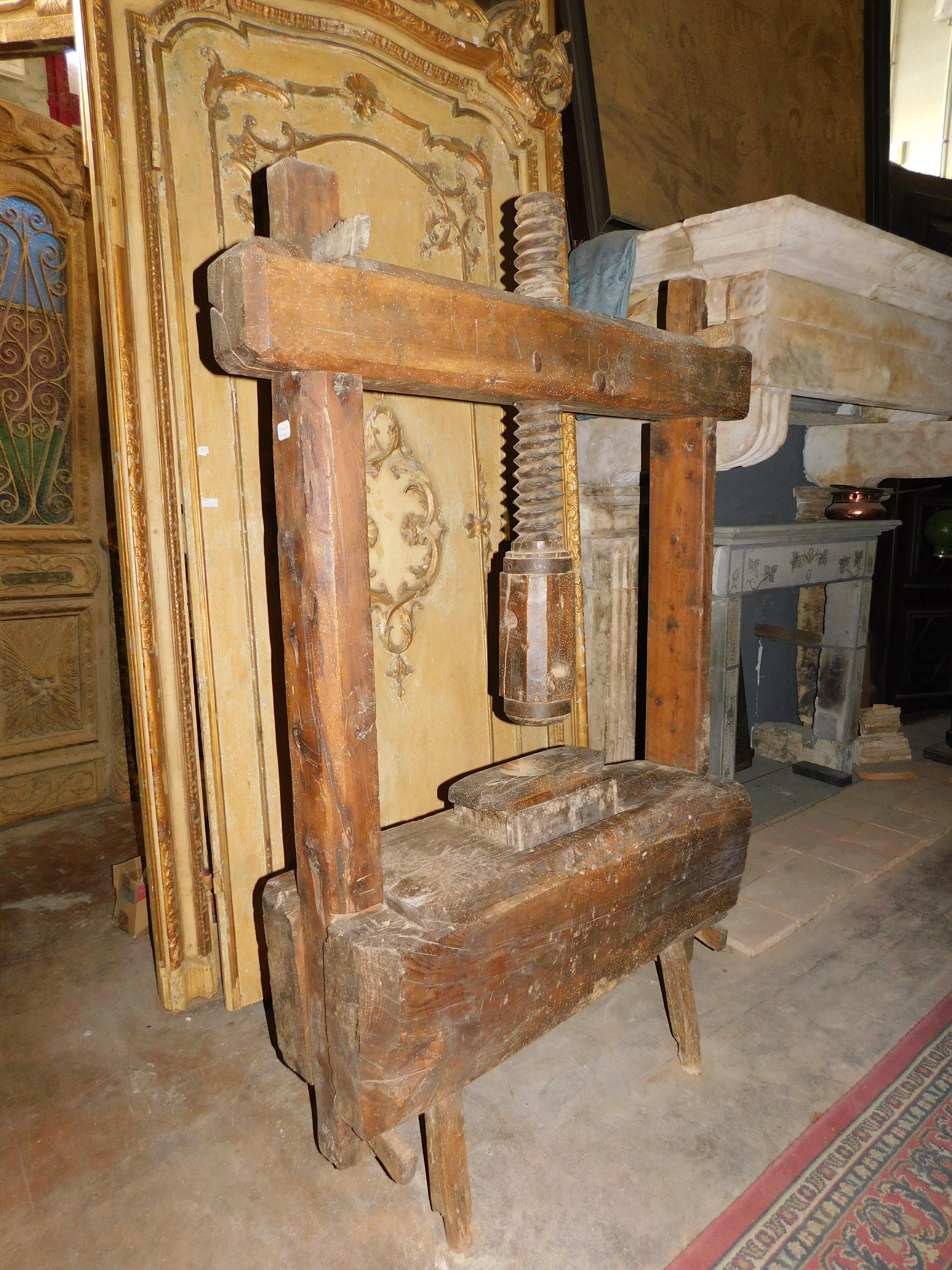 Antique honey press, work tool in solid chestnut wood, built entirely by hand, with a rustic appearance and dated 1806 with wood engraving, particularly fascinating tool, probably for display in a place with an ancient flavor and traditional