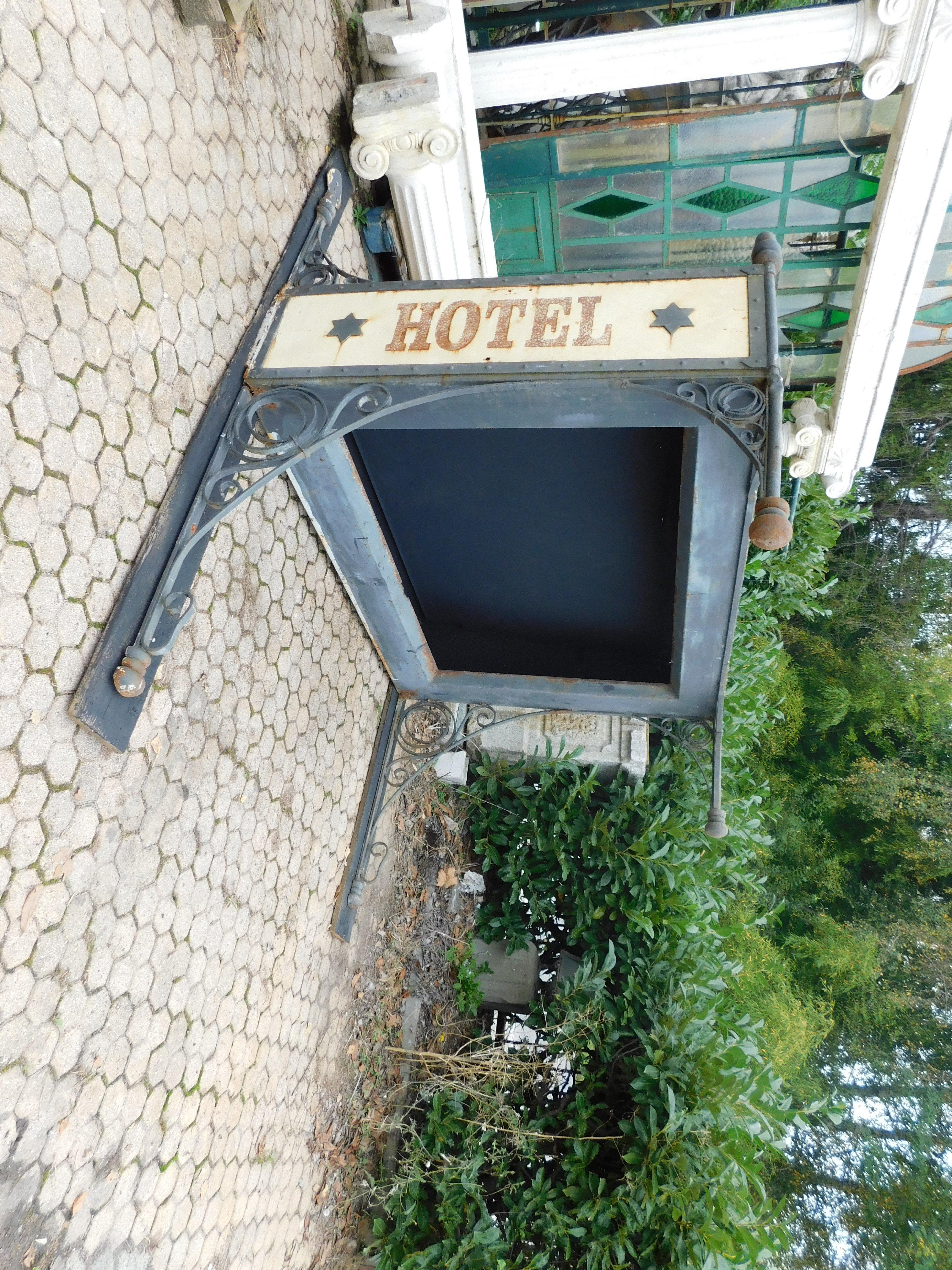 Plaque d'entrée de l'ancien hôtel en fer forgé et fonte, Italie en vente 4