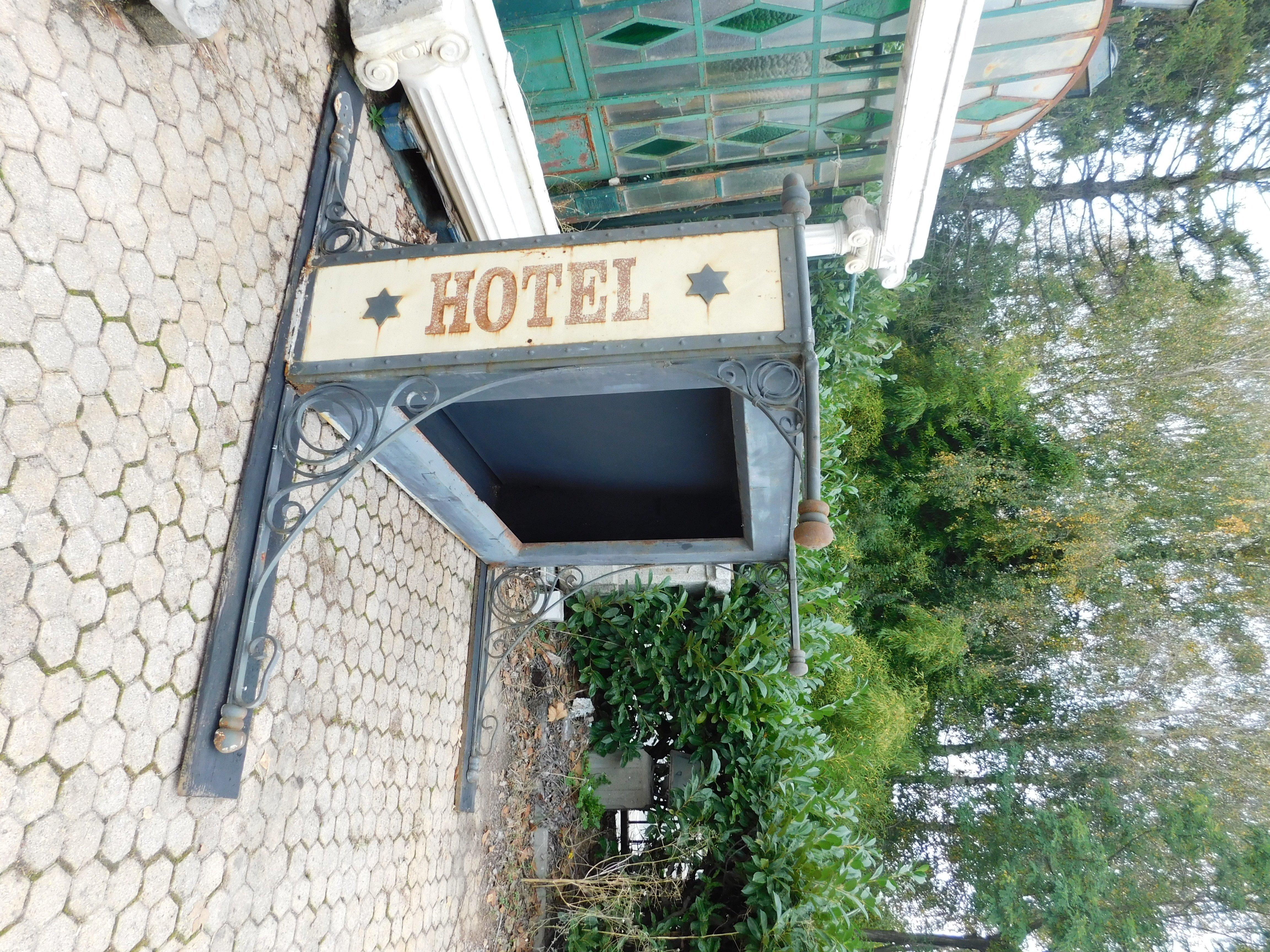 Plaque d'entrée de l'ancien hôtel en fer forgé et fonte, Italie en vente 6