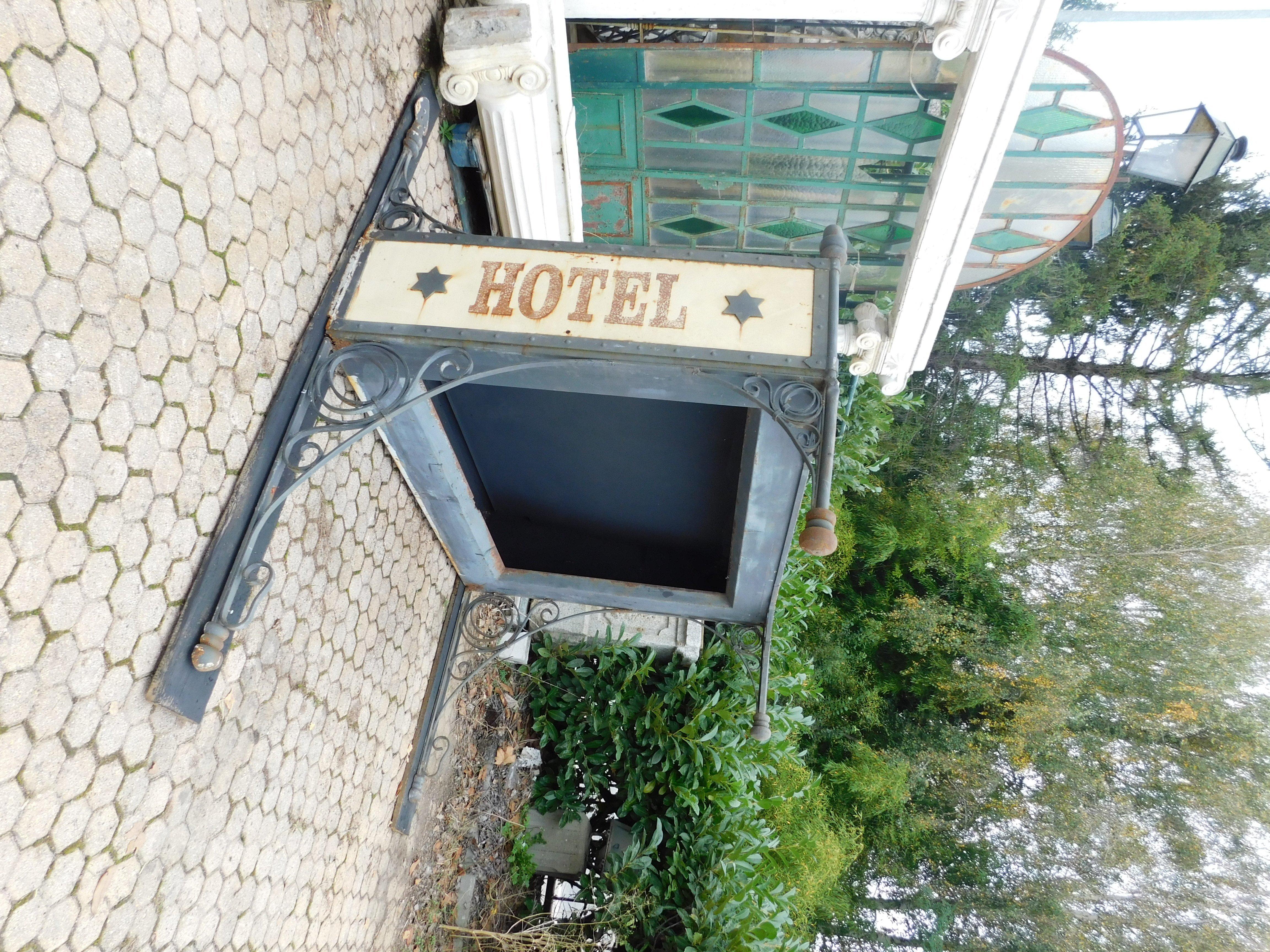 Plaque d'entrée de l'ancien hôtel en fer forgé et fonte, Italie en vente 8