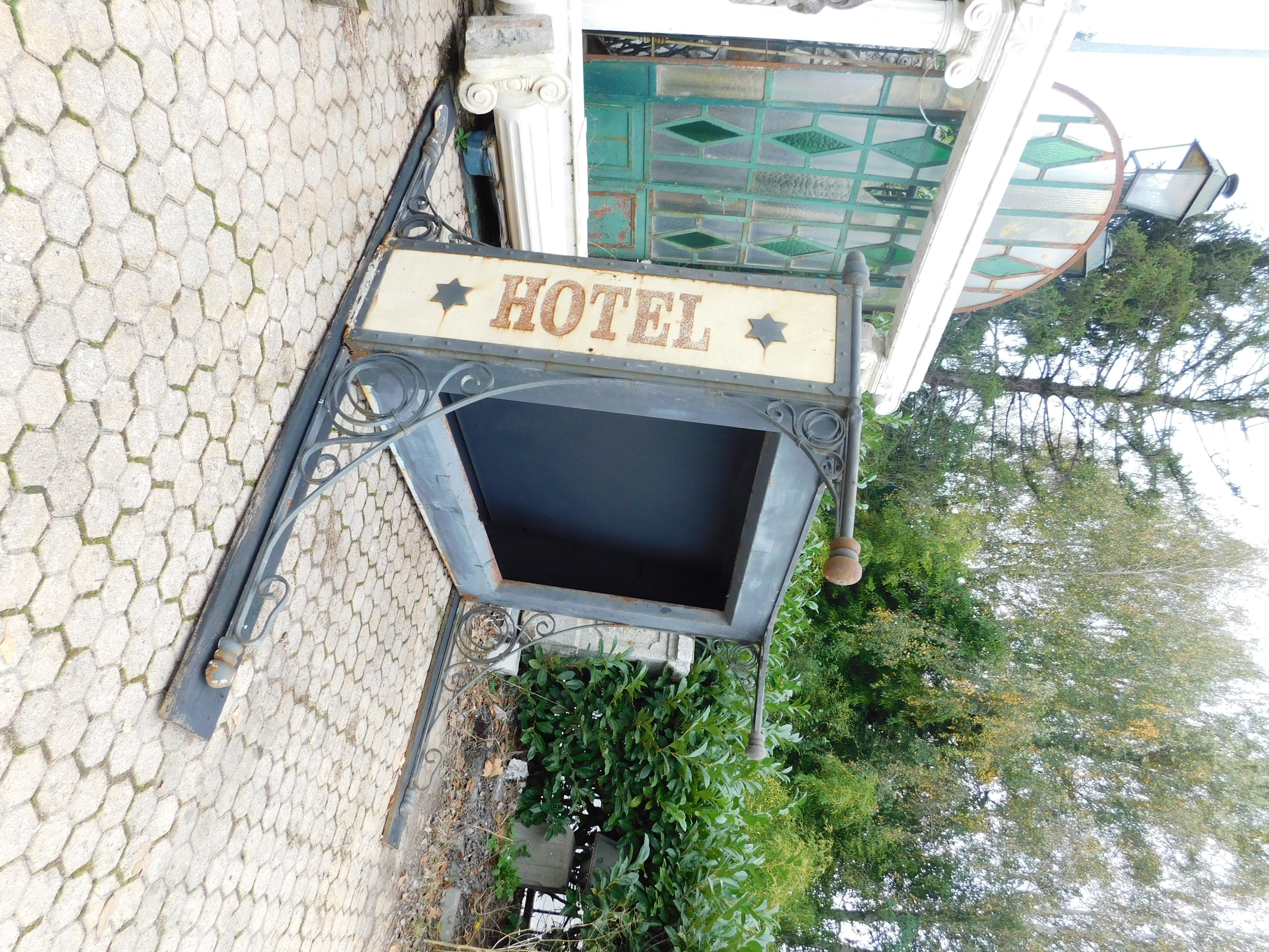 Plaque d'entrée de l'ancien hôtel en fer forgé et fonte, Italie en vente 9