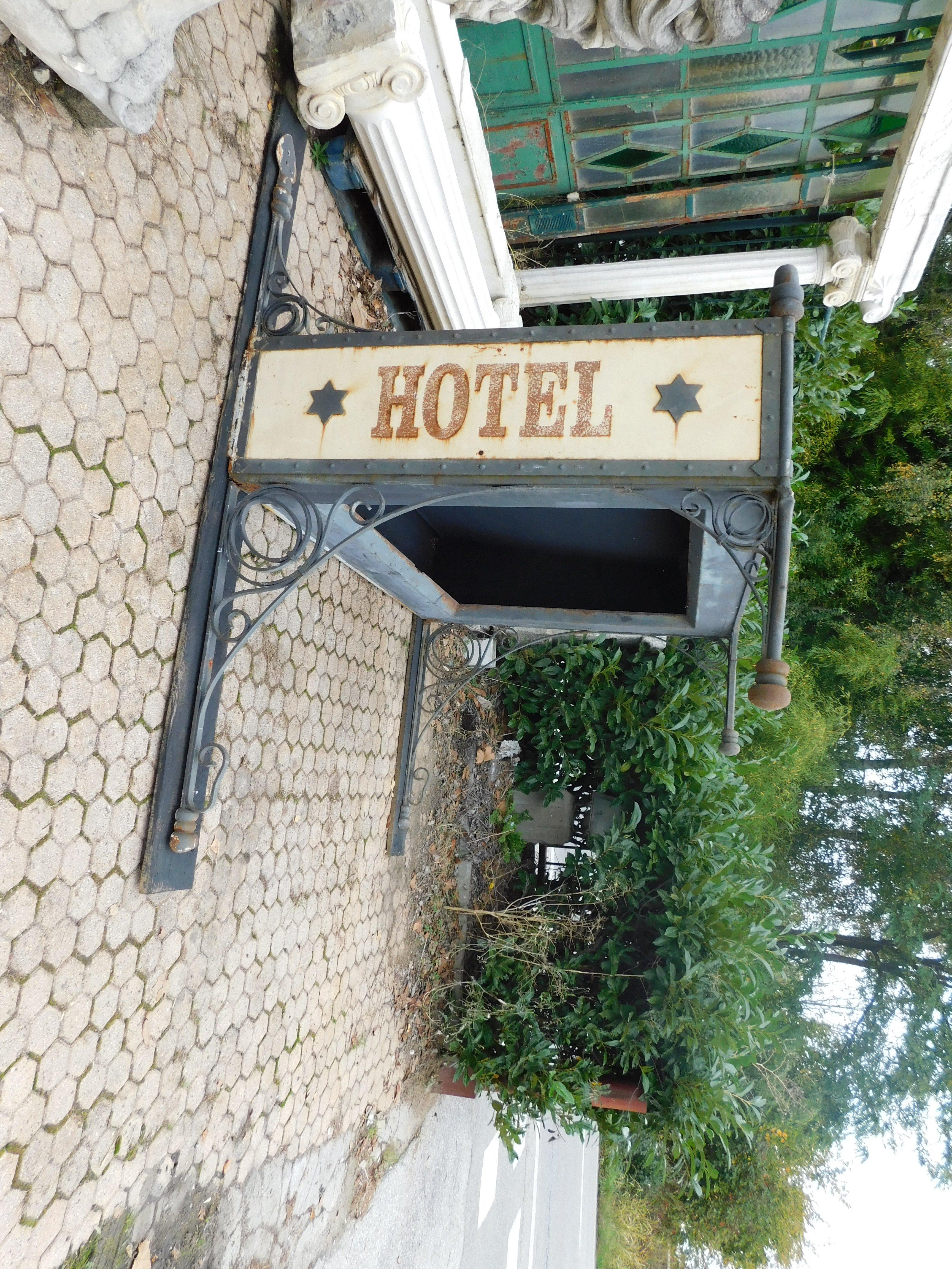 italien Plaque d'entrée de l'ancien hôtel en fer forgé et fonte, Italie en vente