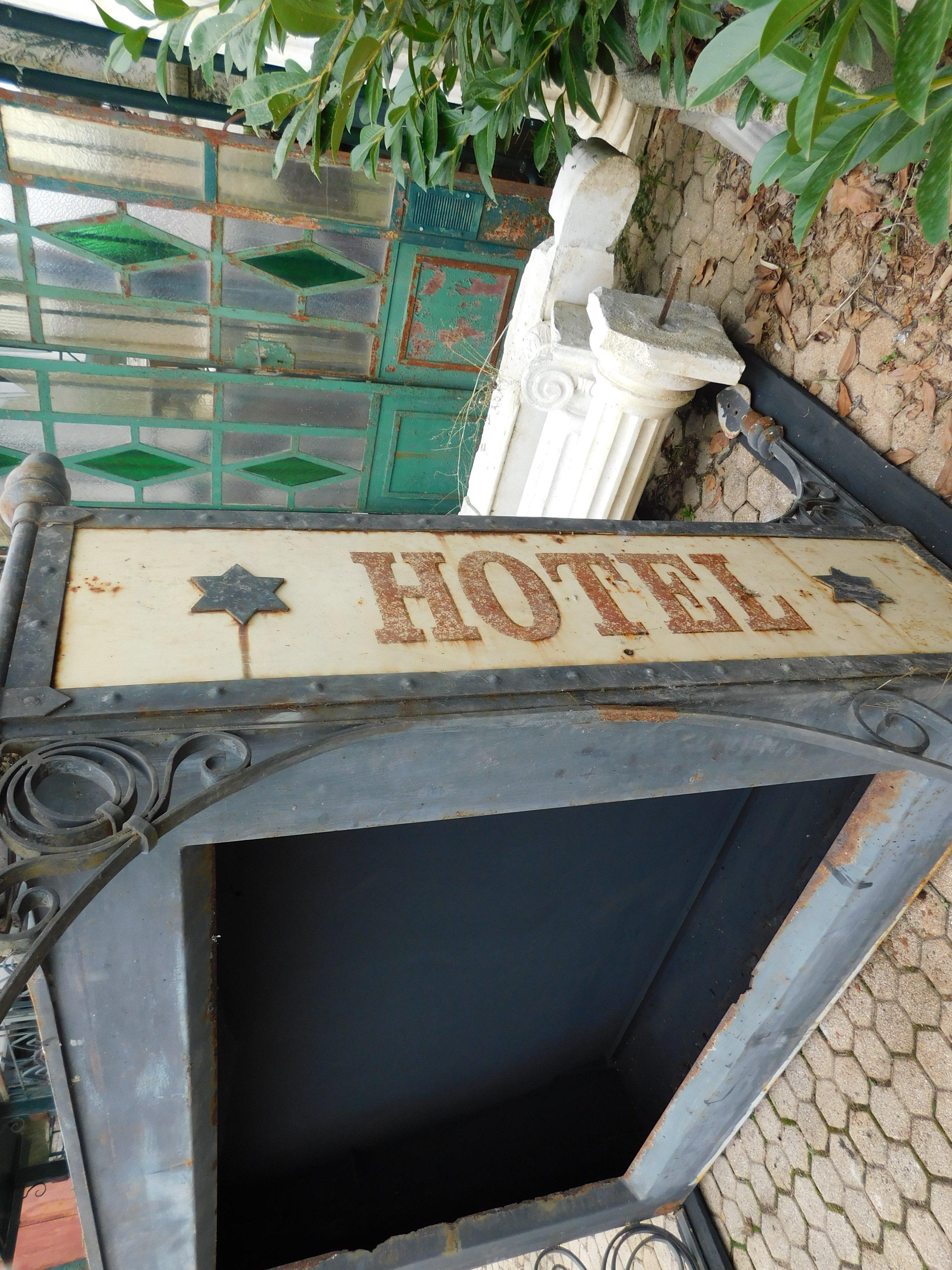 Plaque d'entrée de l'ancien hôtel en fer forgé et fonte, Italie Bon état - En vente à Cuneo, Italy (CN)