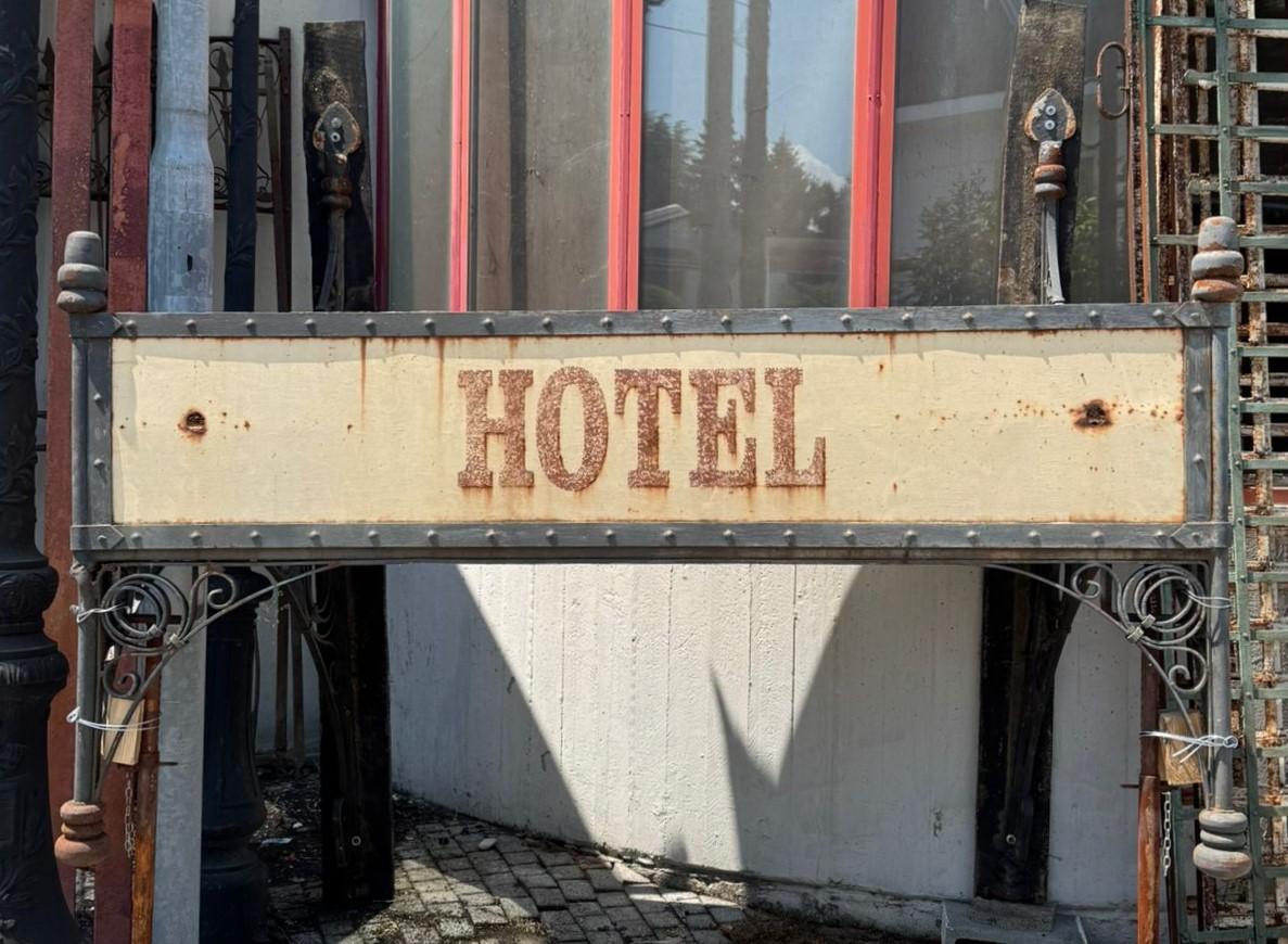 Old hotel entrance canopy in wrought iron and cast iron, Italy In Good Condition For Sale In Cuneo, Italy (CN)