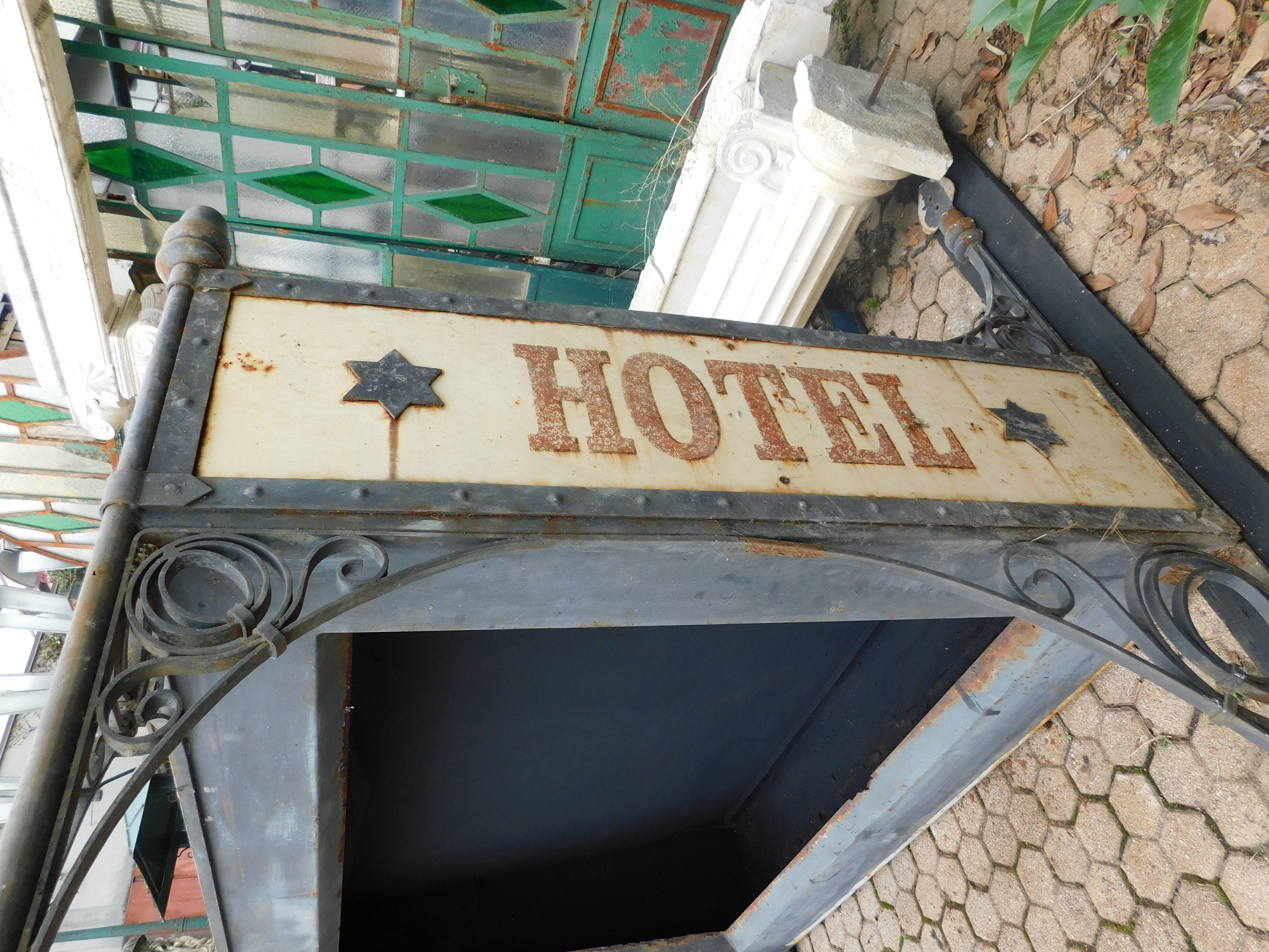 20ième siècle Plaque d'entrée de l'ancien hôtel en fer forgé et fonte, Italie en vente