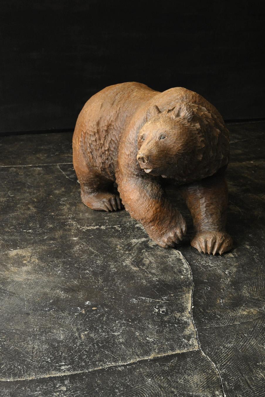 This is an extra-large wooden bear sculpture, likely created sometime after 1970. Wooden bear carvings once experienced a nationwide boom in Japan, especially during the 1960s and early 70s, as iconic souvenirs from Hokkaido. Although the trend