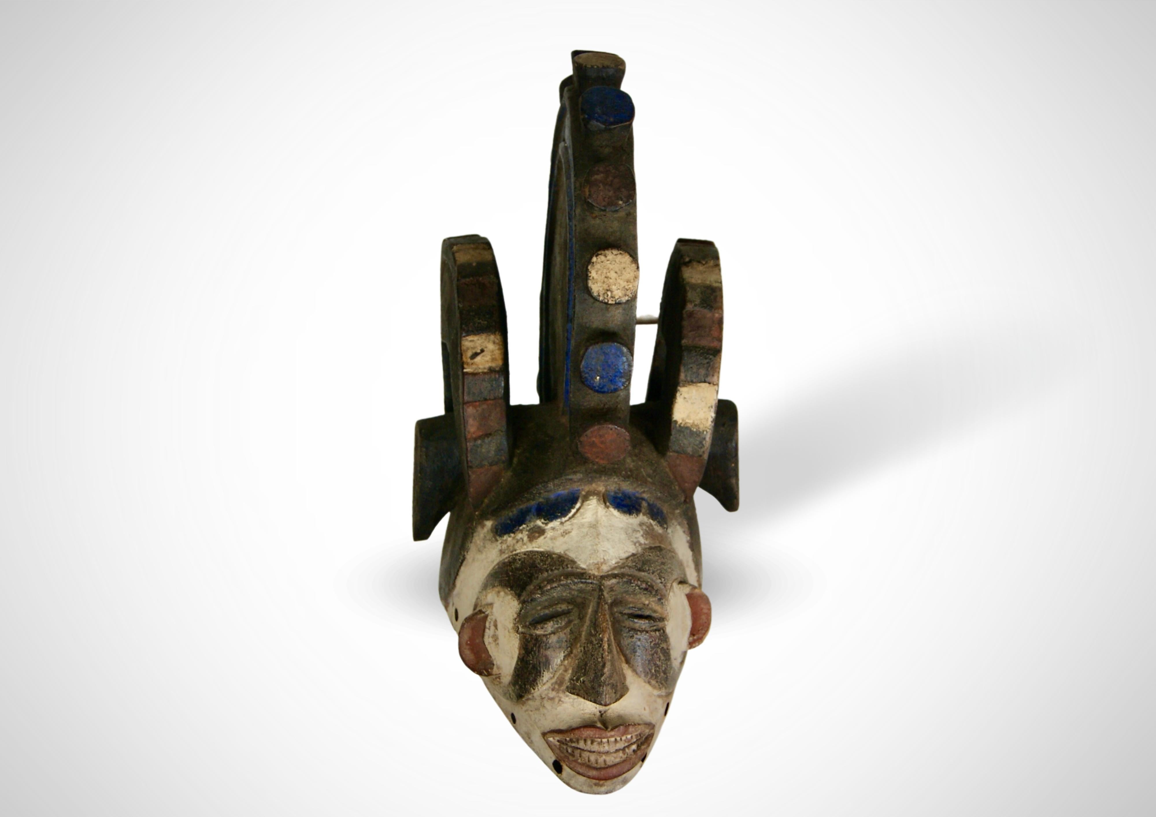 Old Igbo Helmmaske, Agbogho Mmuo Masquerade (Handgeschnitzt) im Angebot