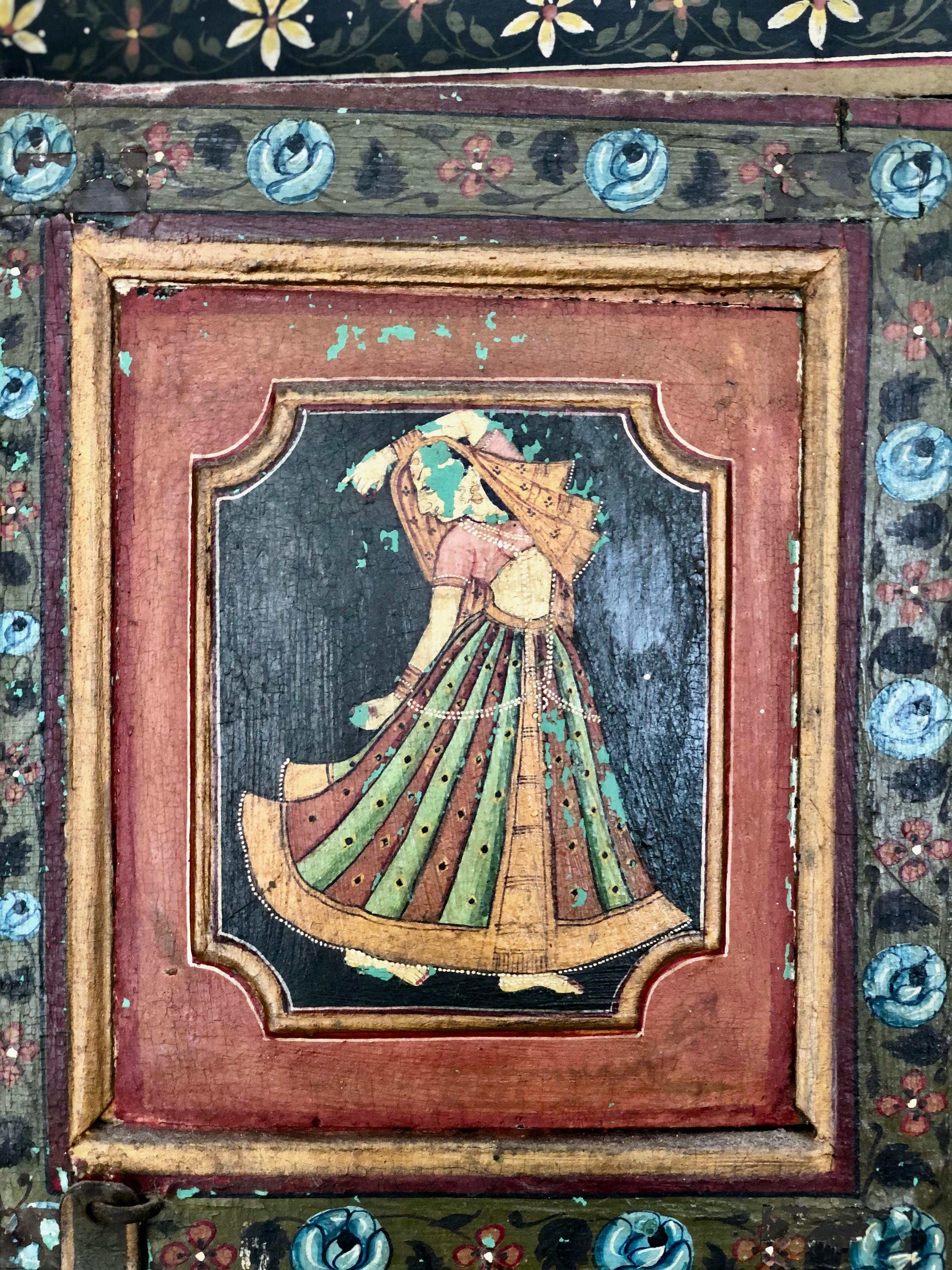 Alte indische, handbemalte, geschnitzte Holzfensterrahmen mit indischen Tänzern, 19. Jahrhundert (Indisch) im Angebot