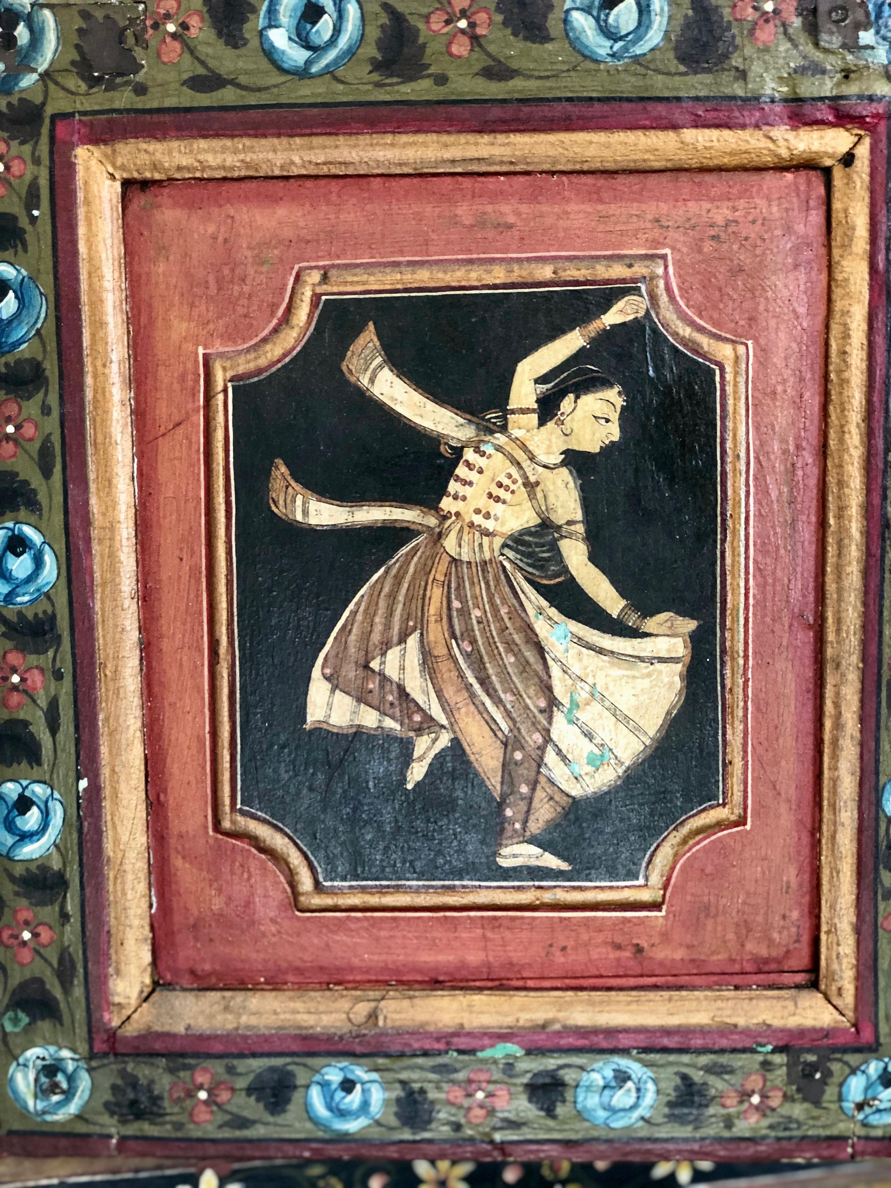 Alte indische, handbemalte, geschnitzte Holzfensterrahmen mit indischen Tänzern, 19. Jahrhundert im Angebot 1