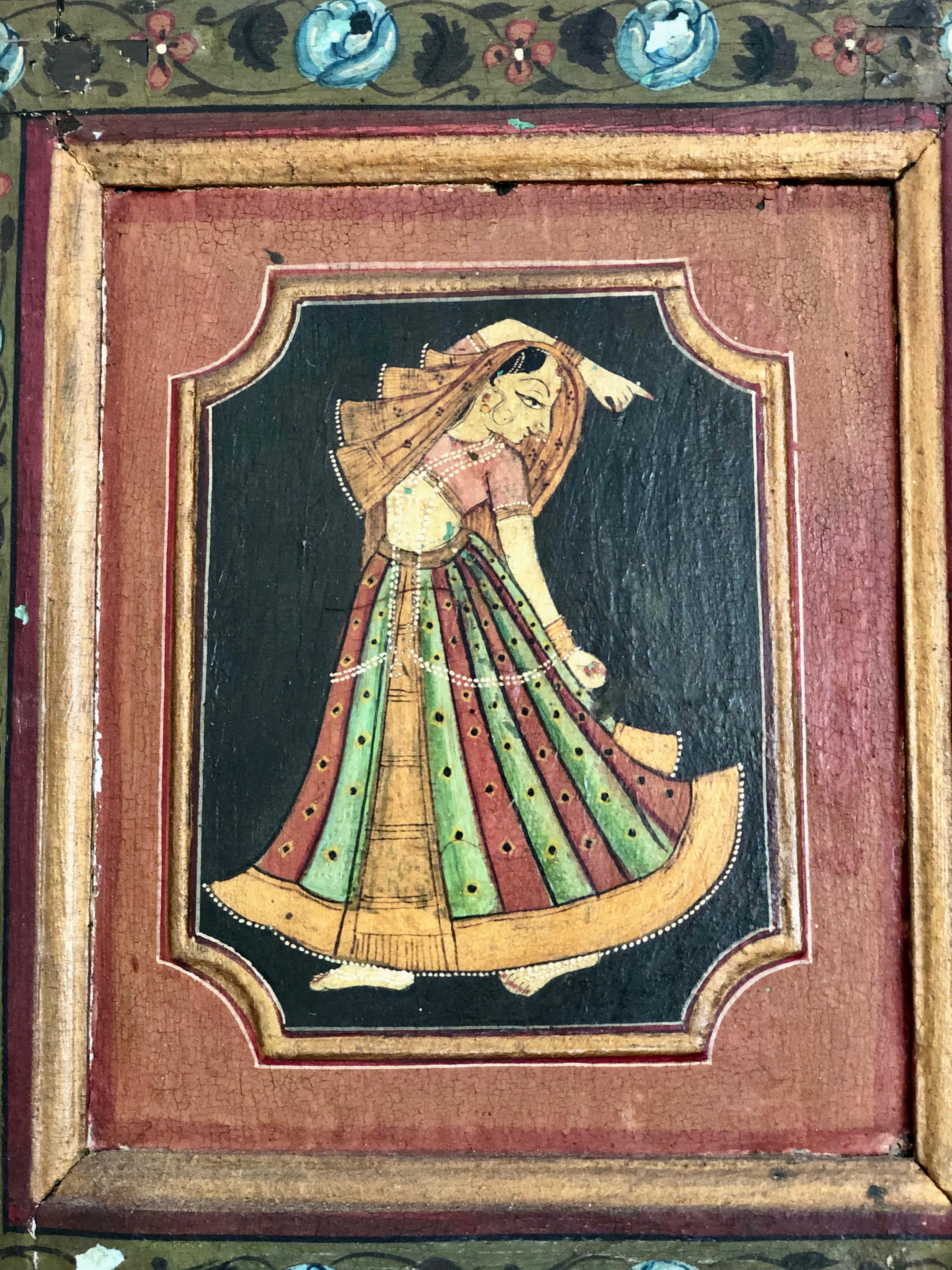 Alte indische, handbemalte, geschnitzte Holzfensterrahmen mit indischen Tänzern, 19. Jahrhundert im Angebot 2