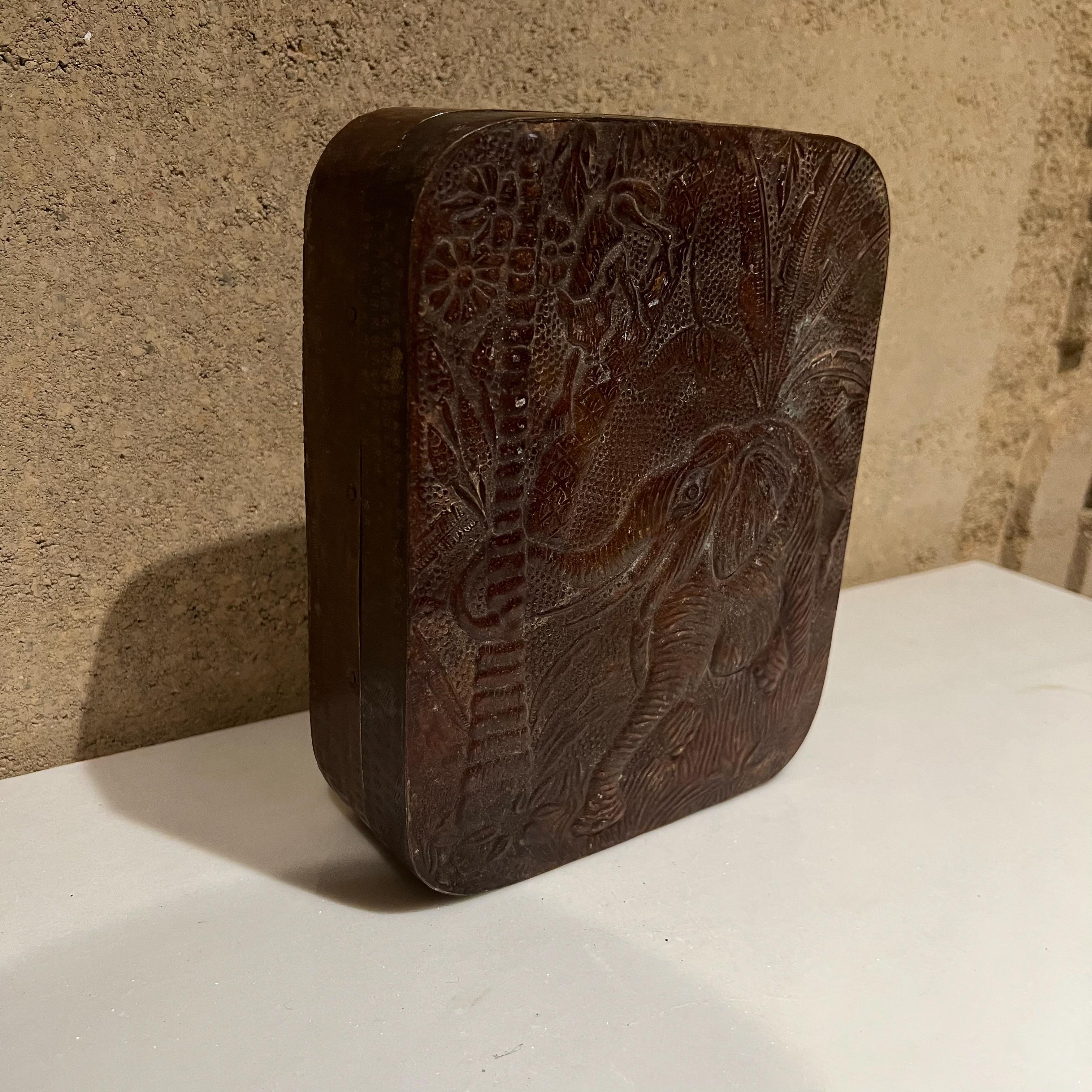 1950s Caja de cobre patinado en relieve Elefante India en venta 4