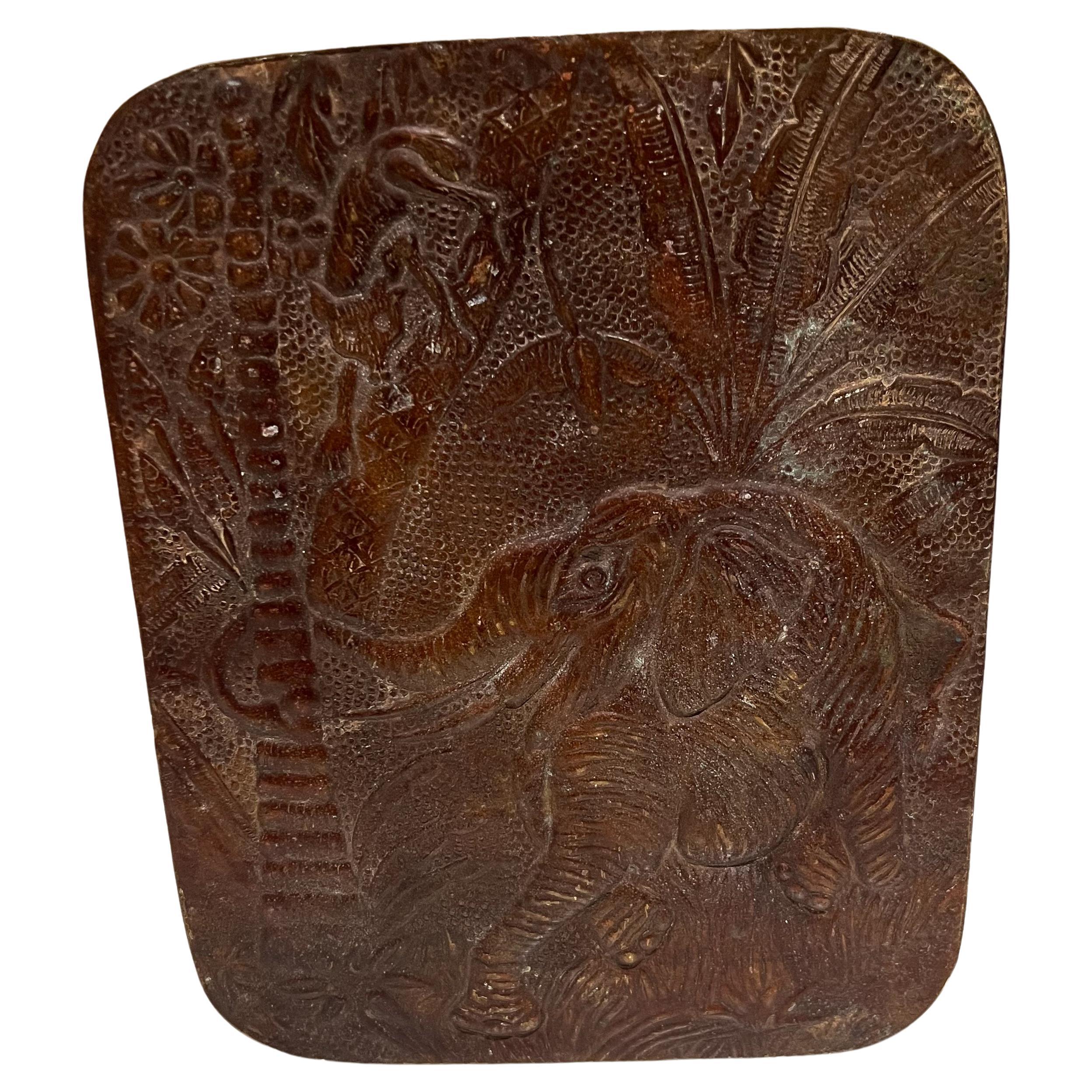 Ancienne boîte artisanale joliment embossée en forme d'éléphant en cuivre patiné Inde
