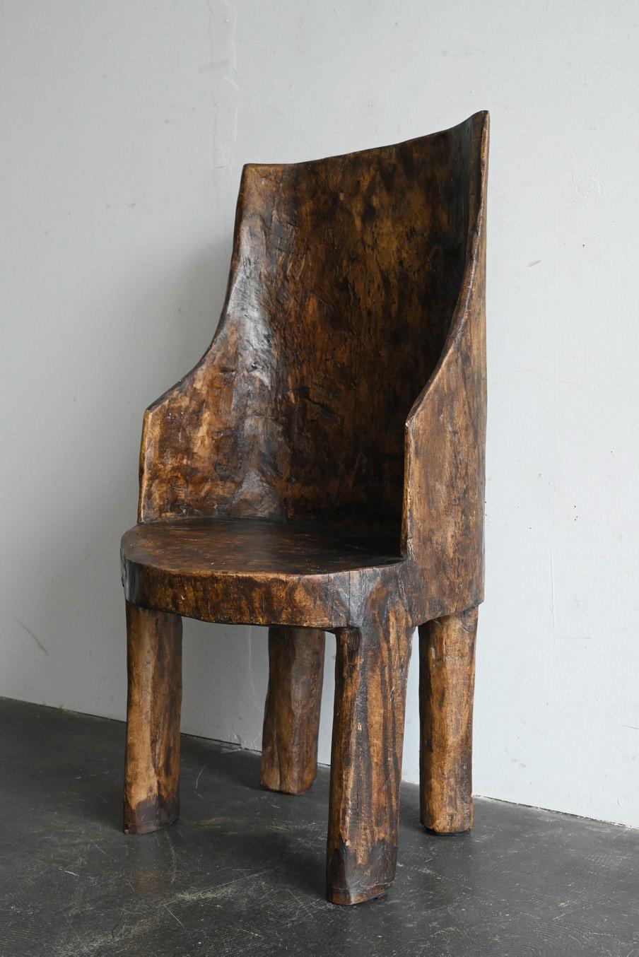 This is an old wooden chair made in India around the 20th century. Carved from a single log, it exudes a warmth and strength that can only be achieved through handcrafting—something that machine processing simply cannot replicate.

The marks left by