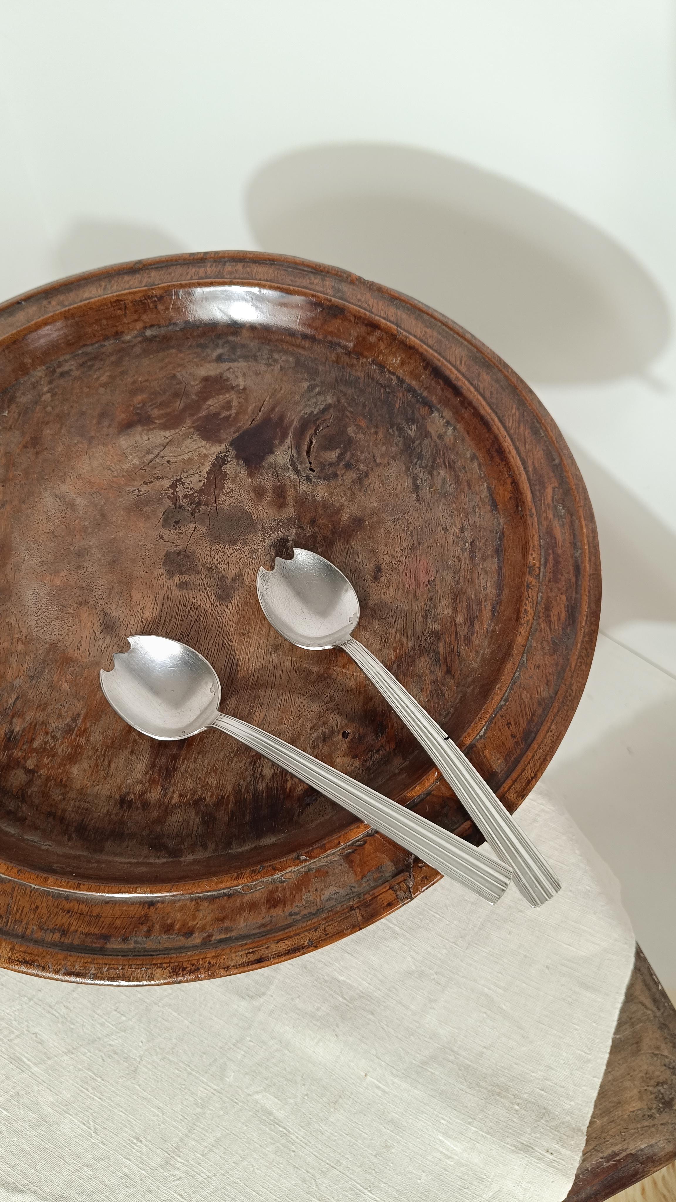 Intagliato a mano Antico piatto da offerta indonesiano, vassoio a piedistallo balinese noto come 