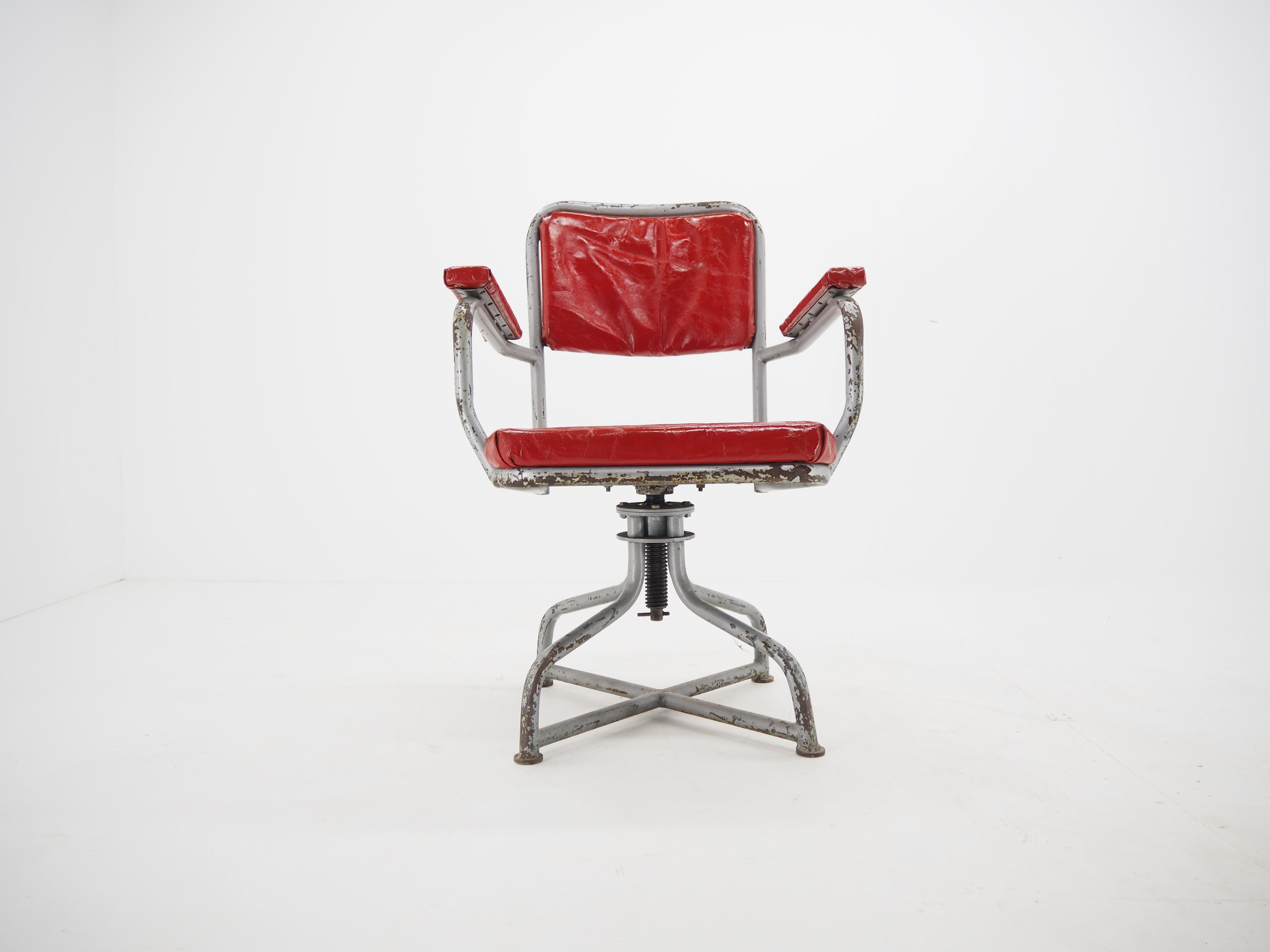 - From Cocpit
- In Original condition
- With a patina 
- Adjustable seat