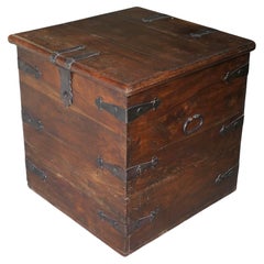 Ancien coffre en noyer à bandes de fer A Silver