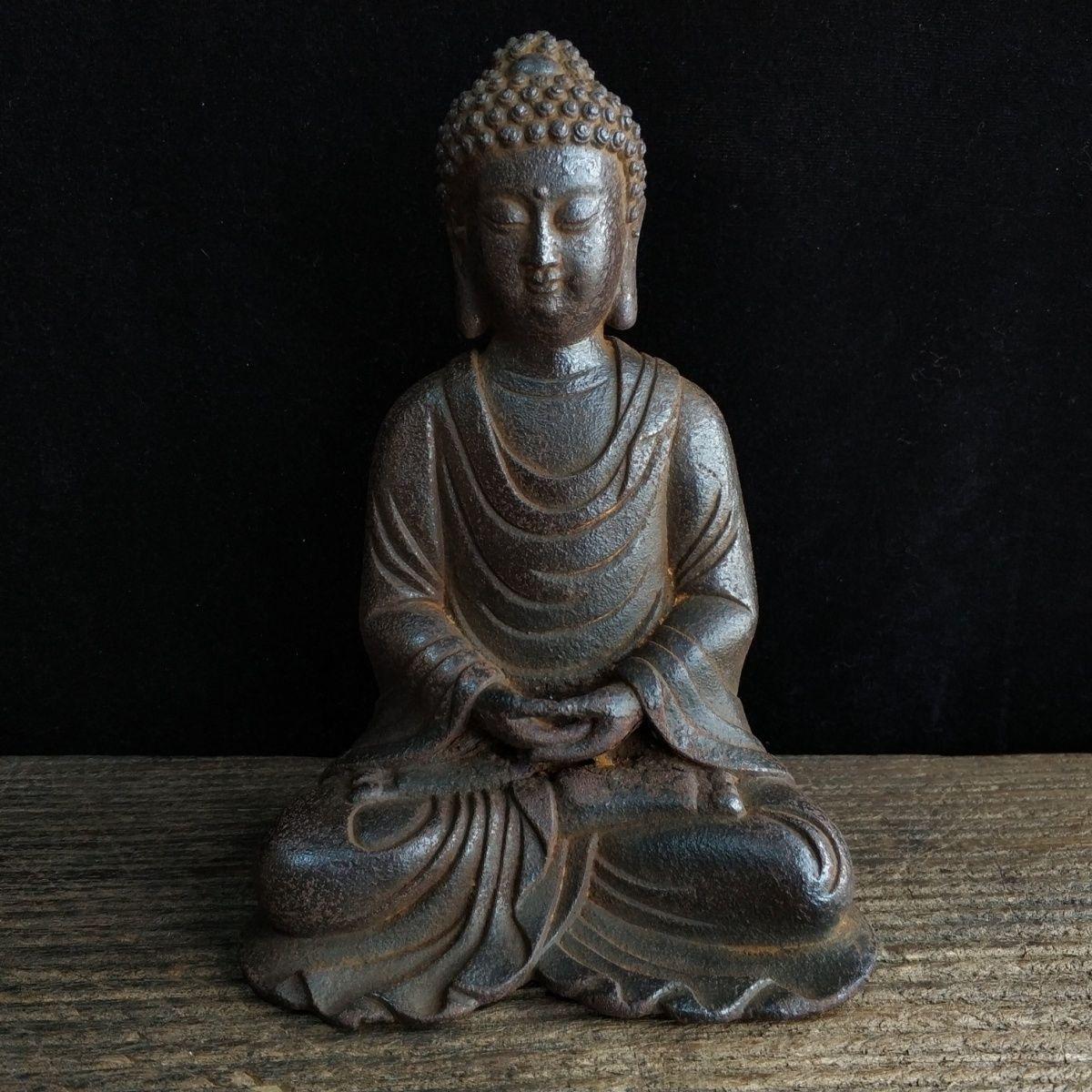 Esta Estatua de Buda Sakyamuni Sentado de Hierro Antiguo es una impresionante representación de Buda en una pacífica postura sentada. Hecha de hierro duradero, esta escultura antigua refleja las ricas tradiciones artísticas de la antigua cultura