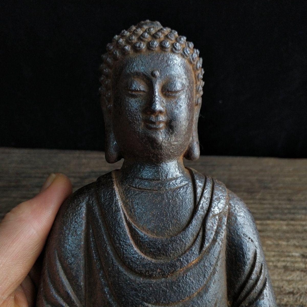 Asiento de hierro antiguo Estatua de Buda Sakyamuni siglo XIX en venta