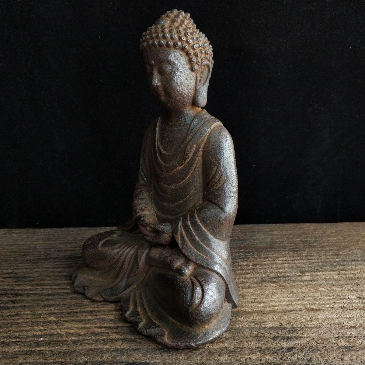 Asiento de hierro antiguo Estatua de Buda Sakyamuni en venta 1