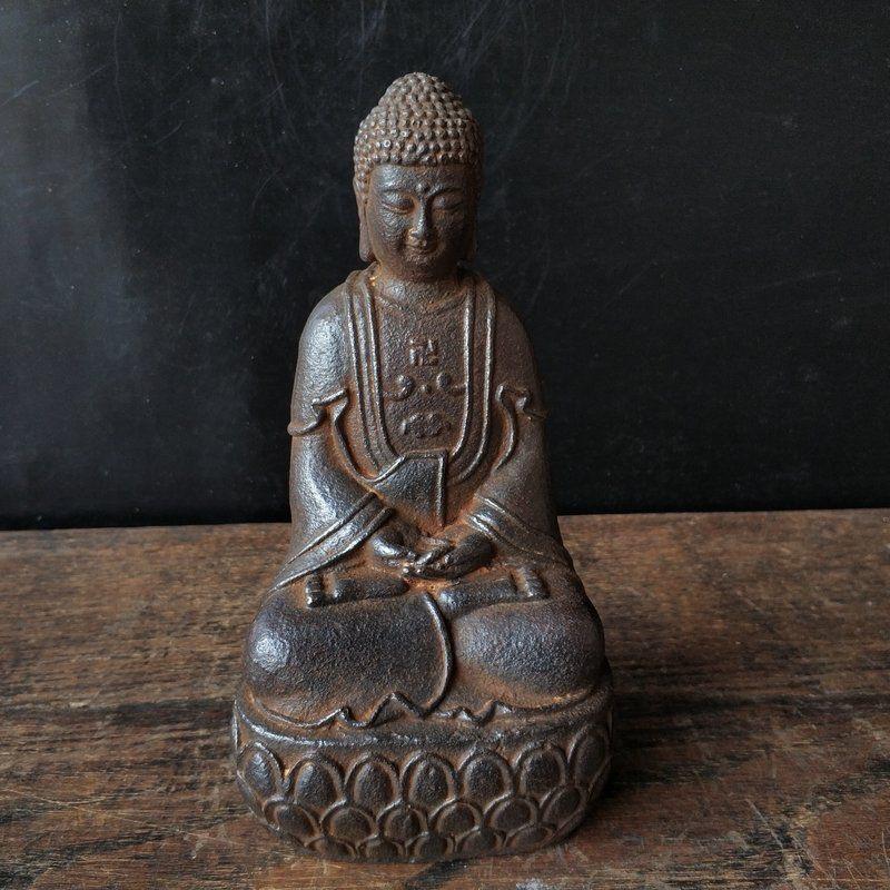 Statue en fer ancien du Bouddha Shakyamuni assis sur un lotus - Symbole de l'illumination et de la paix intérieure

Cette statue en fer ancien du Bouddha Shakyamuni représente le Bouddha historique, Siddhartha Gautama, assis en profonde méditation